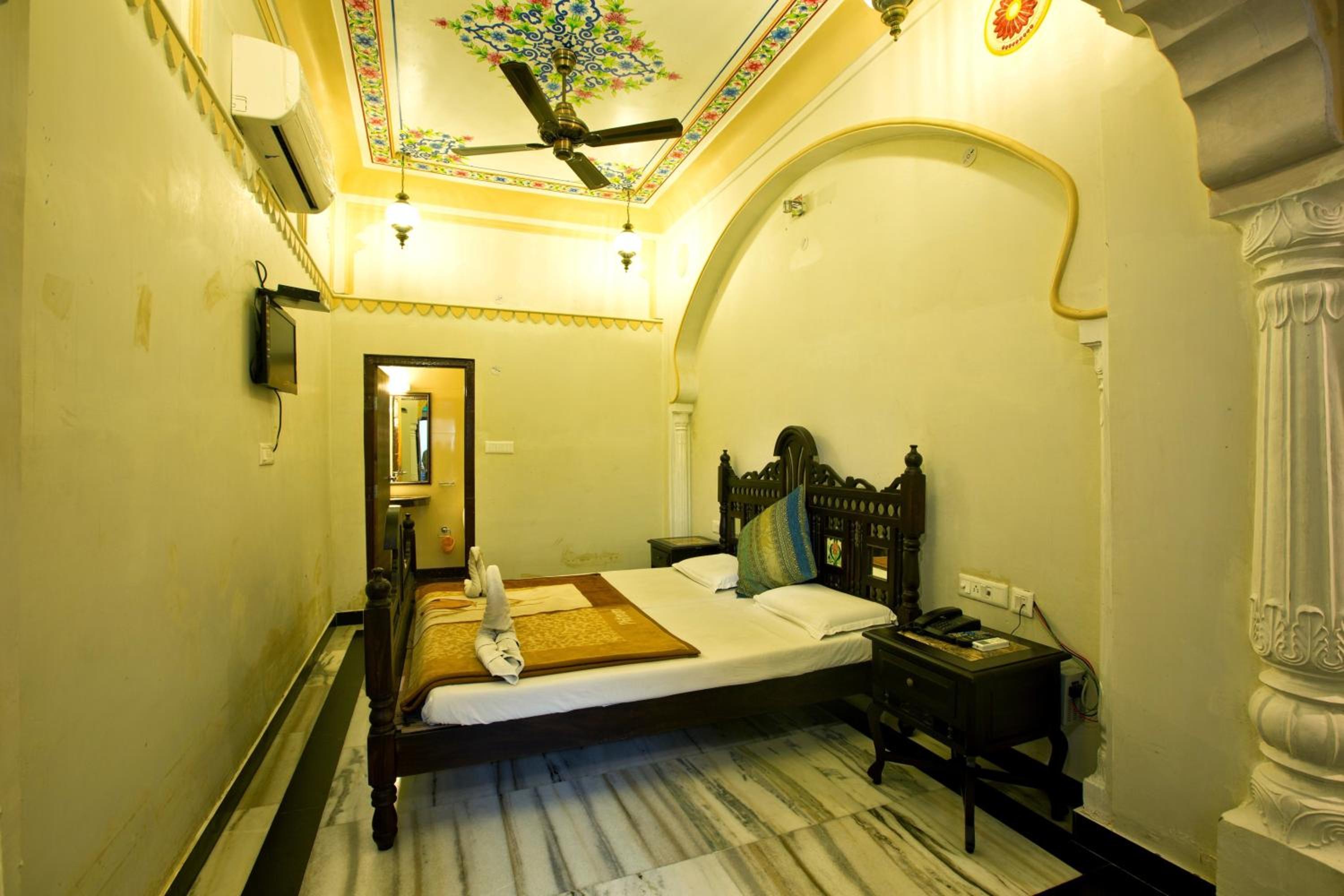 Standard Double Room - 10% off on SURA Cocktails & Cuisines, Enjoy Live Music, Welcome Drink on Arrival and Free Pickup from Railway Station - Photo 17