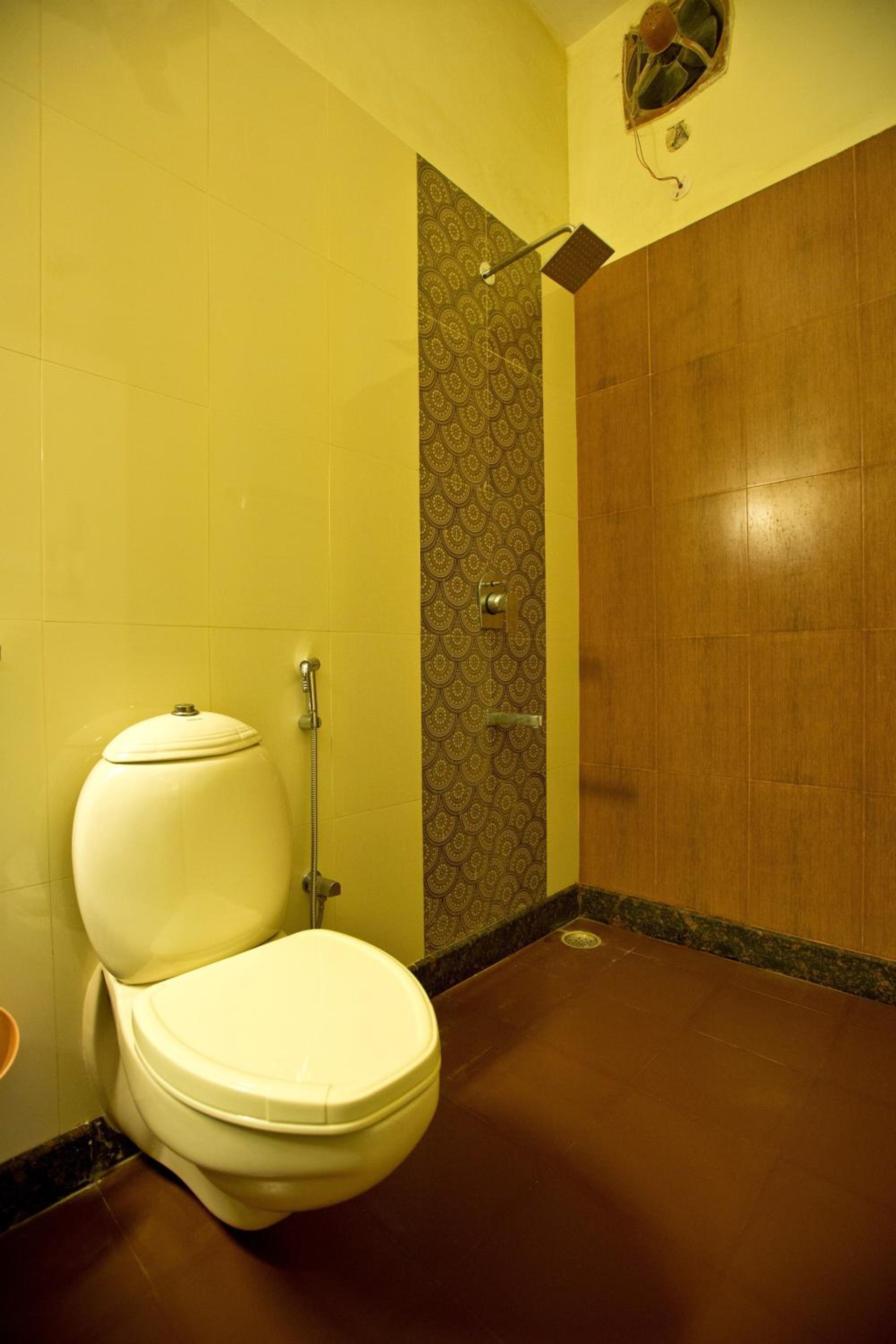 Standard Double Room - 10% off on SURA Cocktails & Cuisines, Enjoy Live Music, Welcome Drink on Arrival and Free Pickup from Railway Station - Photo 5