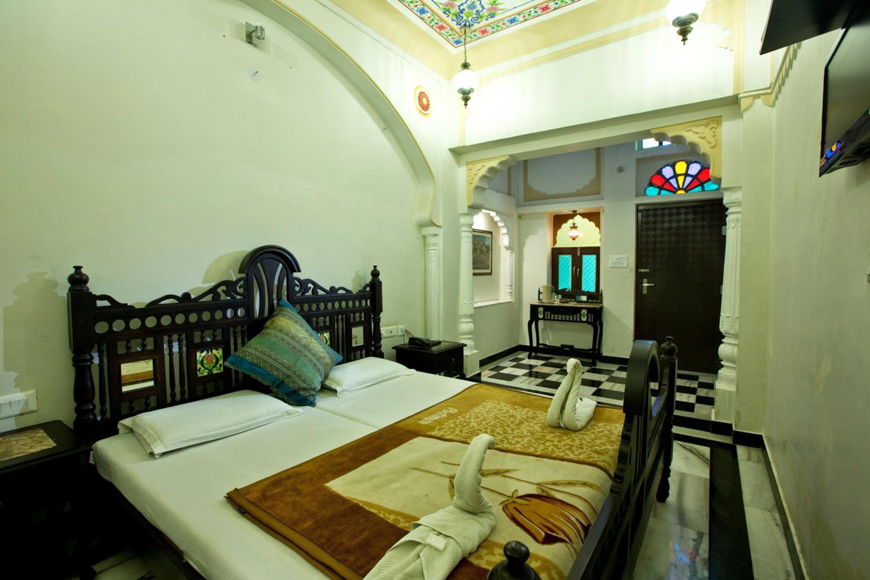 Standard Double Room - 10% off on SURA Cocktails & Cuisines, Enjoy Live Music, Welcome Drink on Arrival and Free Pickup from Railway Station - Photo 13