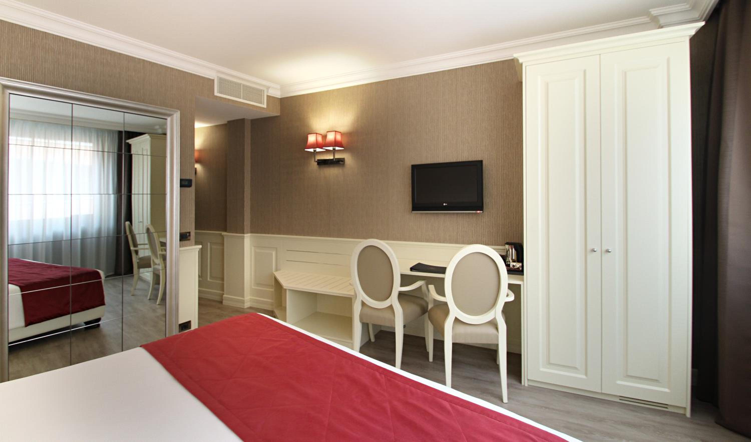 Deluxe Double Room - Photo 12