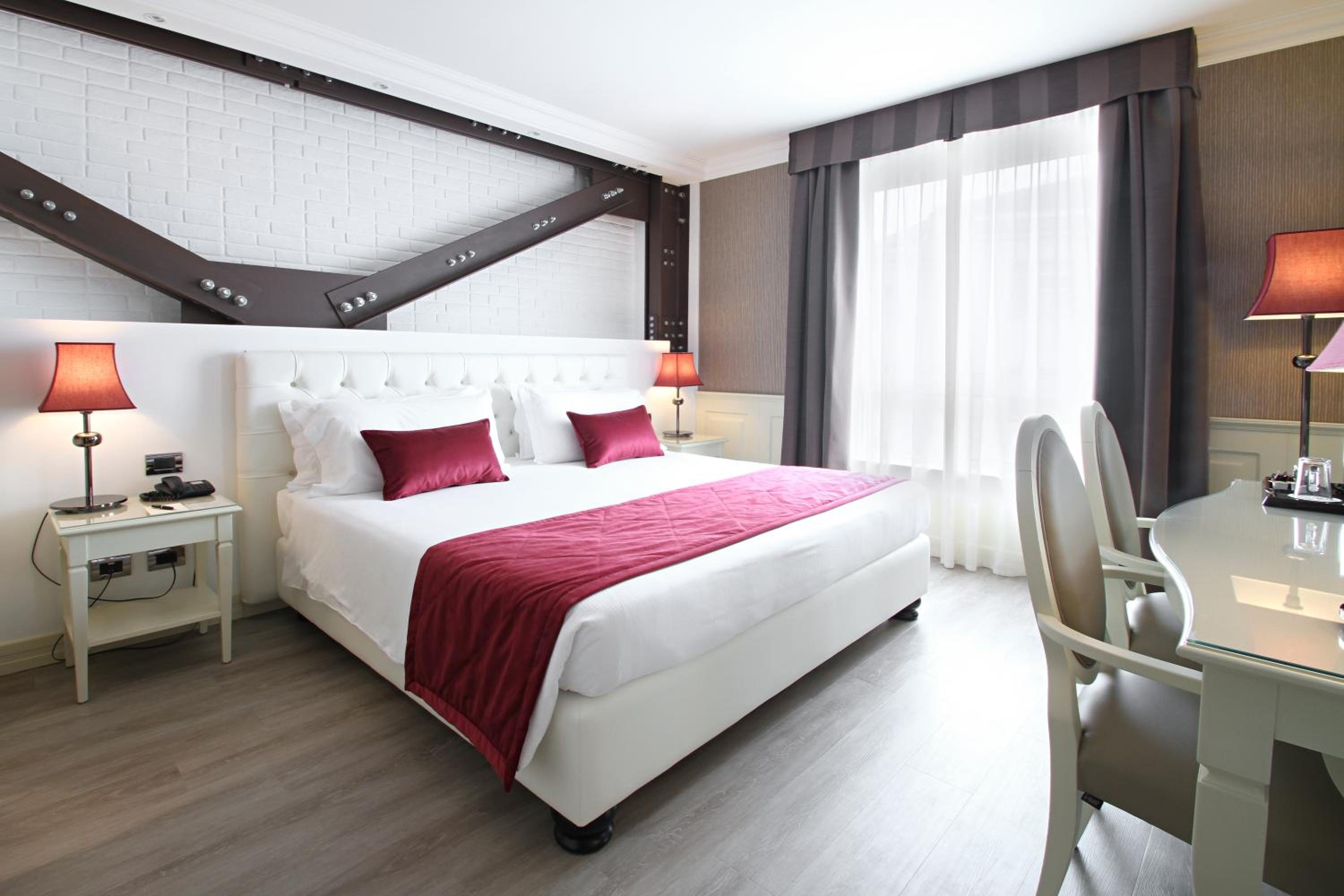 Deluxe Double Room - Photo 13