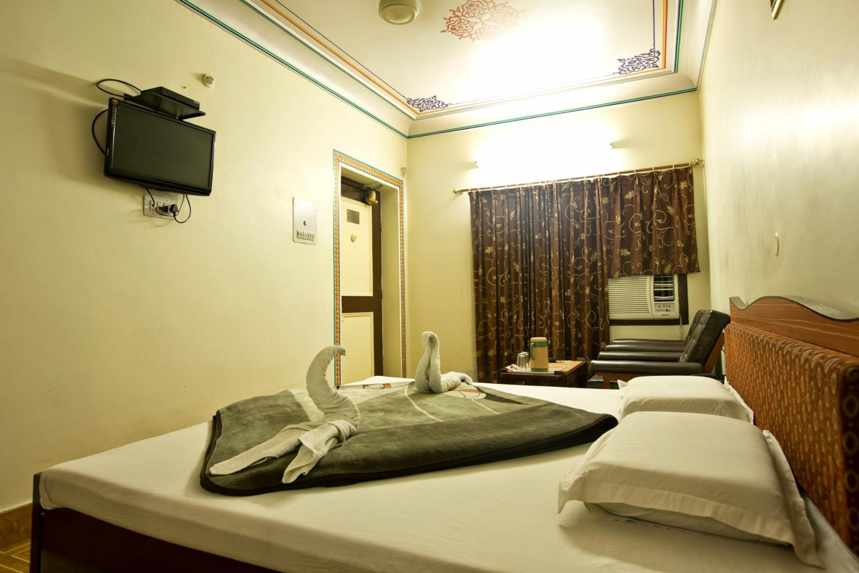 Standard Double Room - 10% off on SURA Cocktails & Cuisines, Enjoy Live Music, Welcome Drink on Arrival and Free Pickup from Railway Station - Photo 10