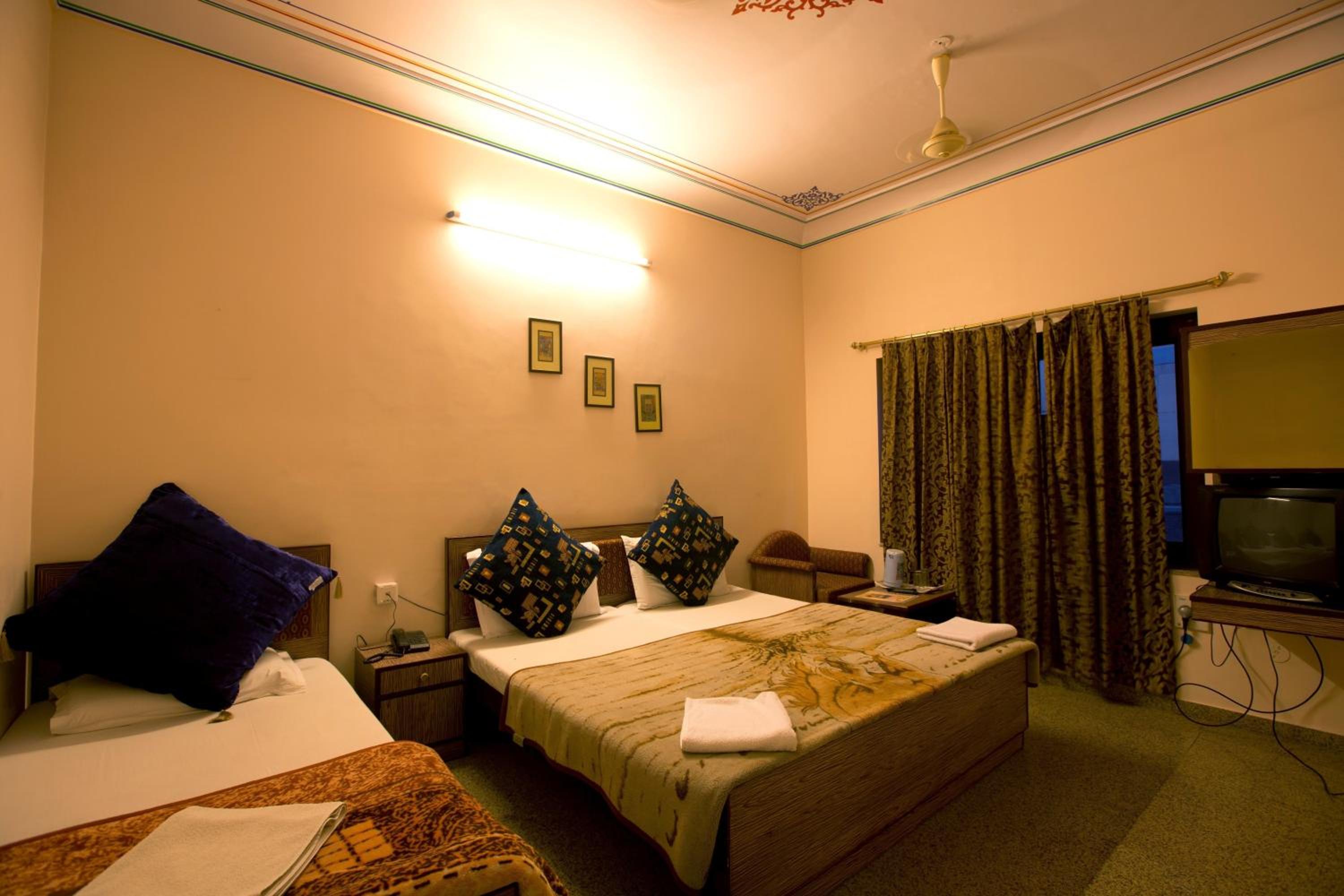 Superior Triple Room  - 10% off on SURA Cocktails & Cuisines, Enjoy Live Music, Welcome Drink on Arrival and Free Pickup from Railway Station - Photo 8