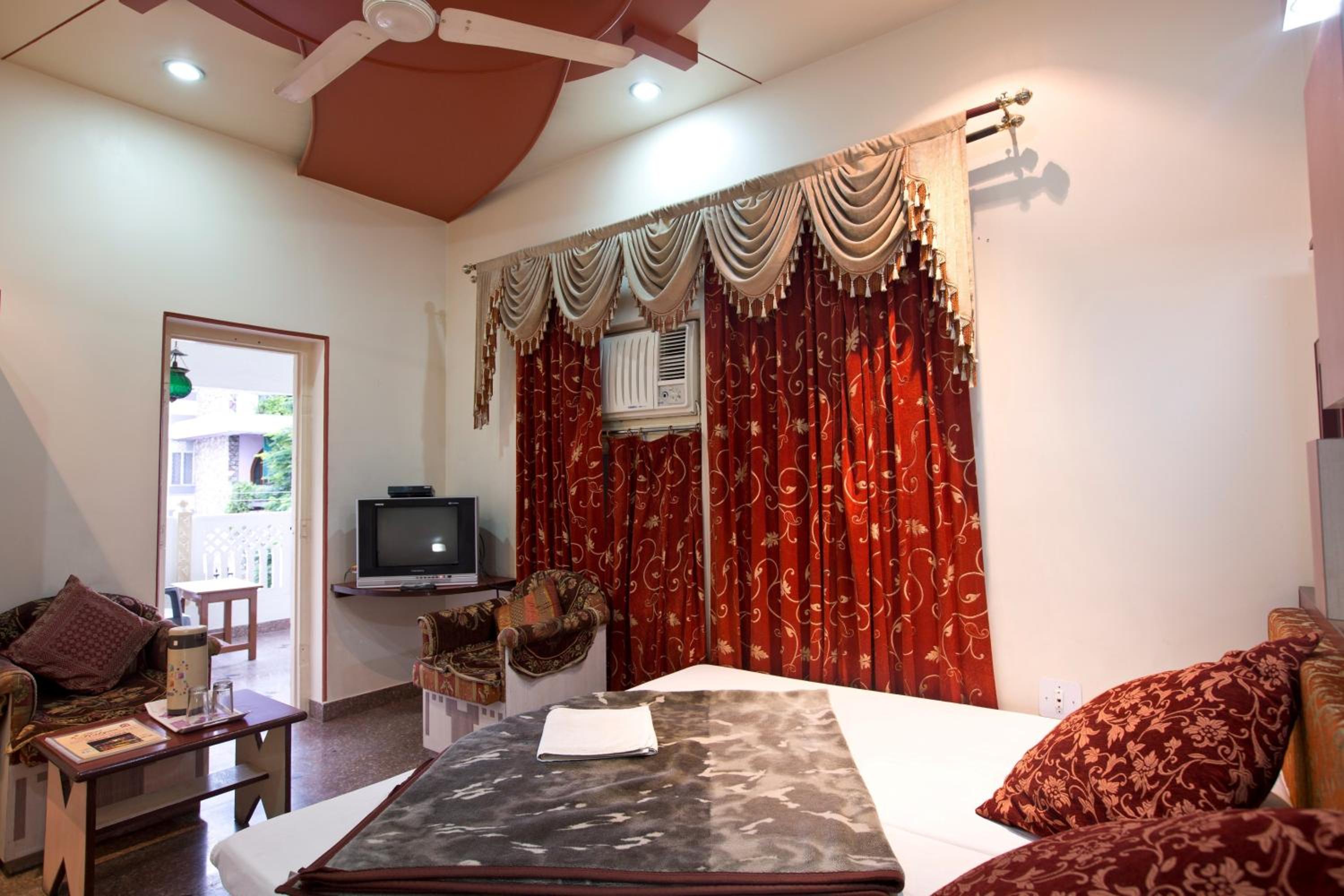 Standard Double Room - 10% off on SURA Cocktails & Cuisines, Enjoy Live Music, Welcome Drink on Arrival and Free Pickup from Railway Station - Photo 19