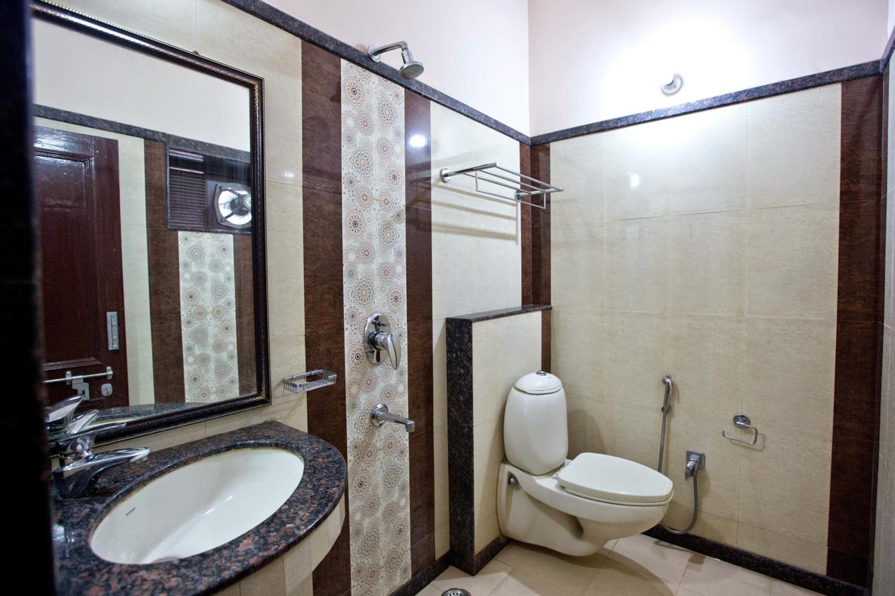 Superior Triple Room  - 10% off on SURA Cocktails & Cuisines, Enjoy Live Music, Welcome Drink on Arrival and Free Pickup from Railway Station - Photo 6
