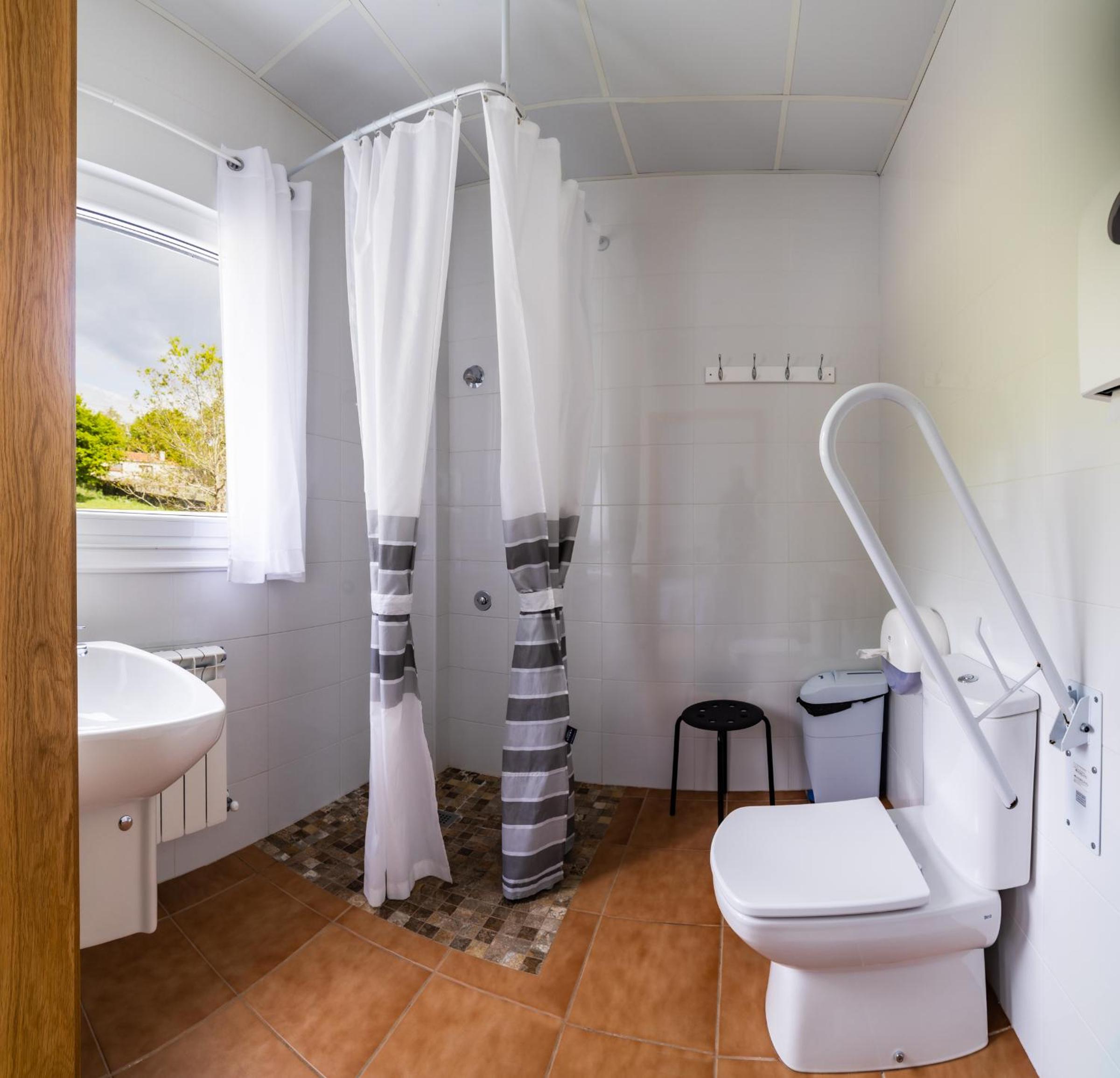 Quadruple Room with Private Bathroom - Photo 6