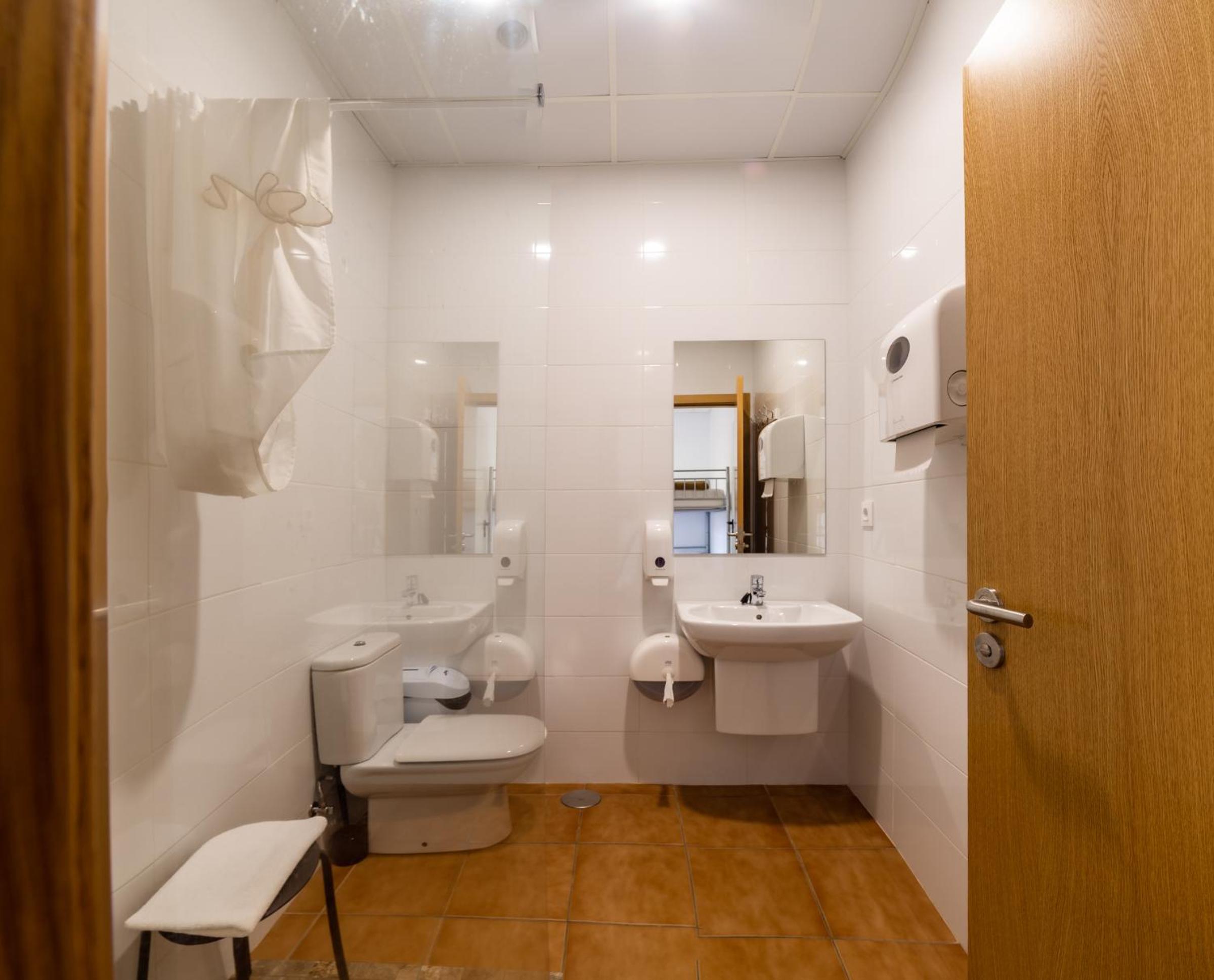 Quadruple Room with Private Bathroom - Photo 5