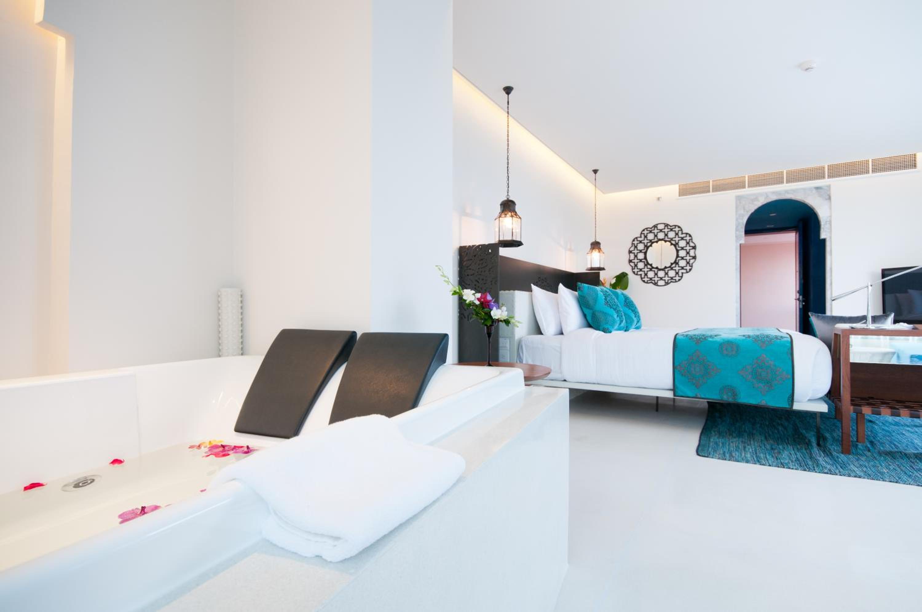 Oceanfront Suite In-Bedroom Jacuzzi - Photo 2