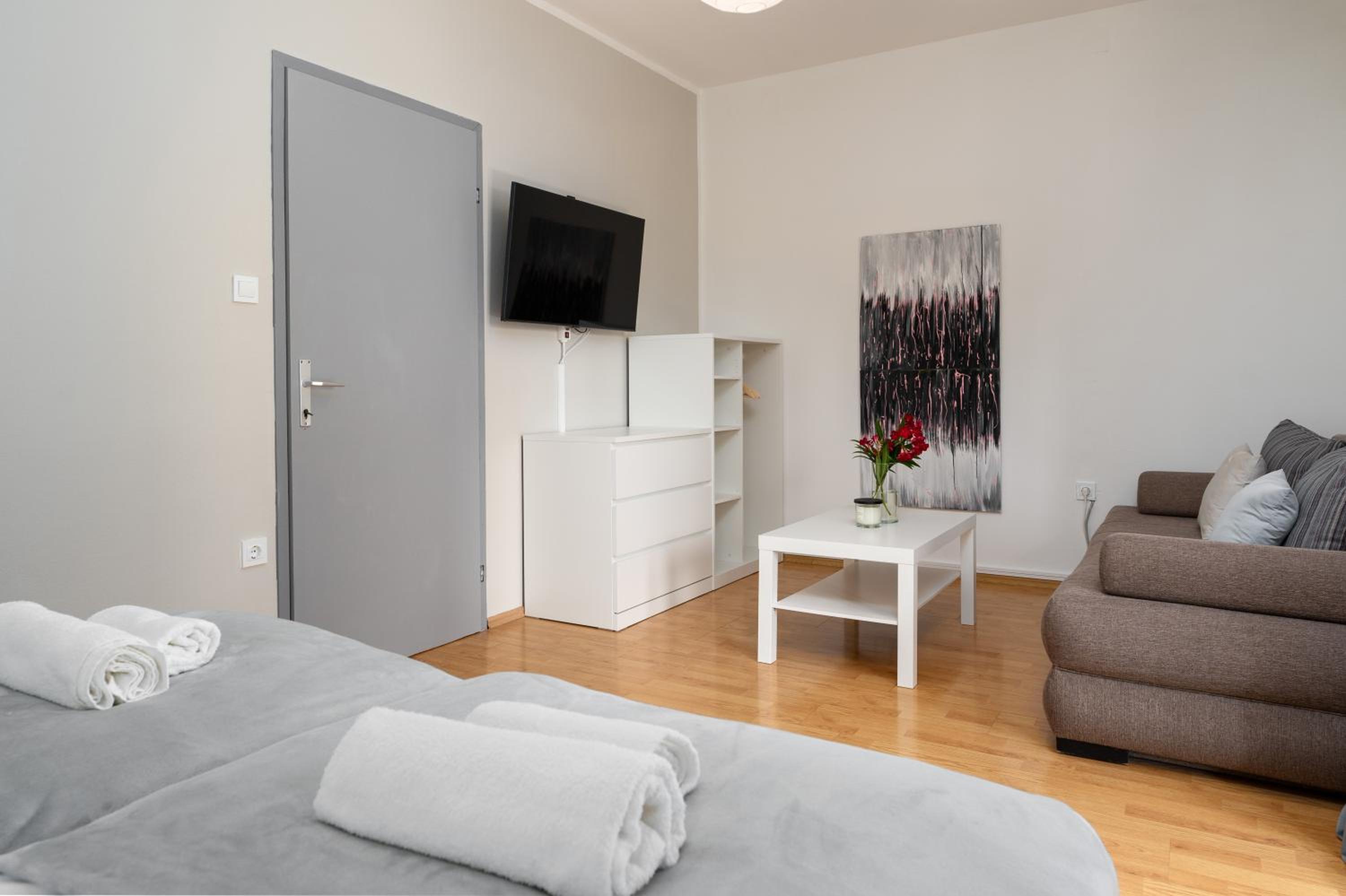 One-Bedroom Apartment photo 3