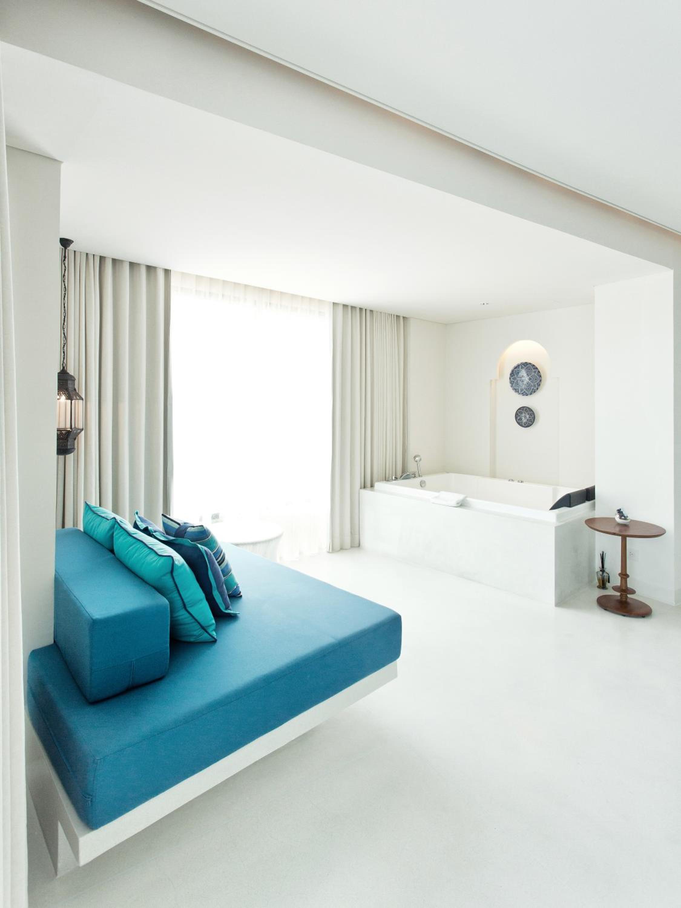 Oceanfront Suite In-Bedroom Jacuzzi - Photo 3