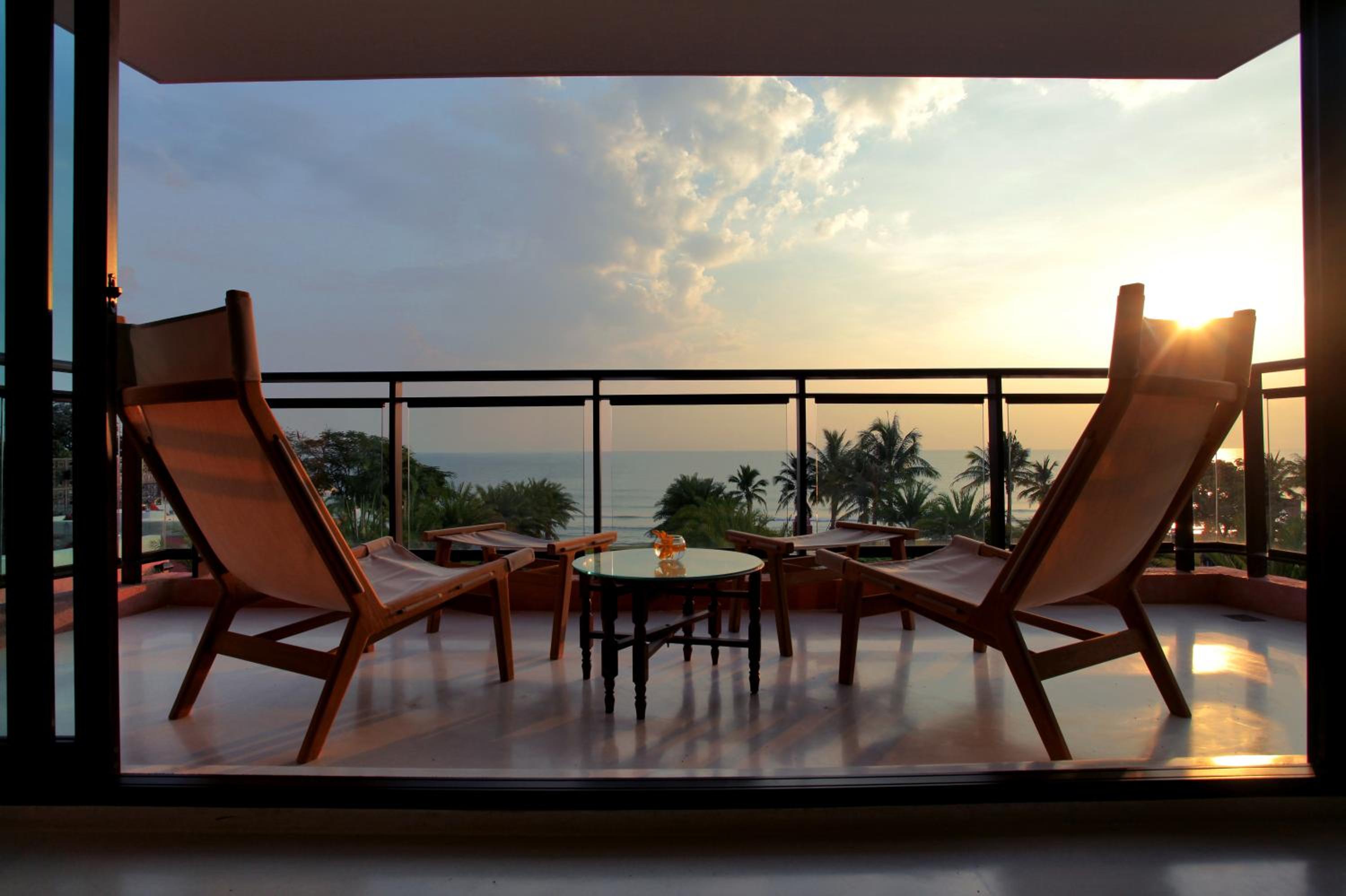 Oceanfront Suite In-Bedroom Jacuzzi - Photo 4