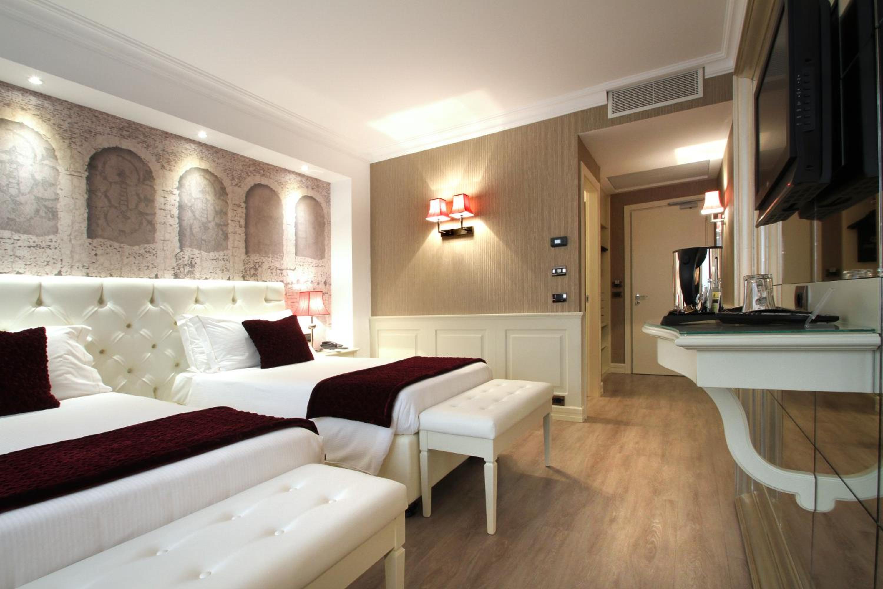 Deluxe Double Room - Photo 11
