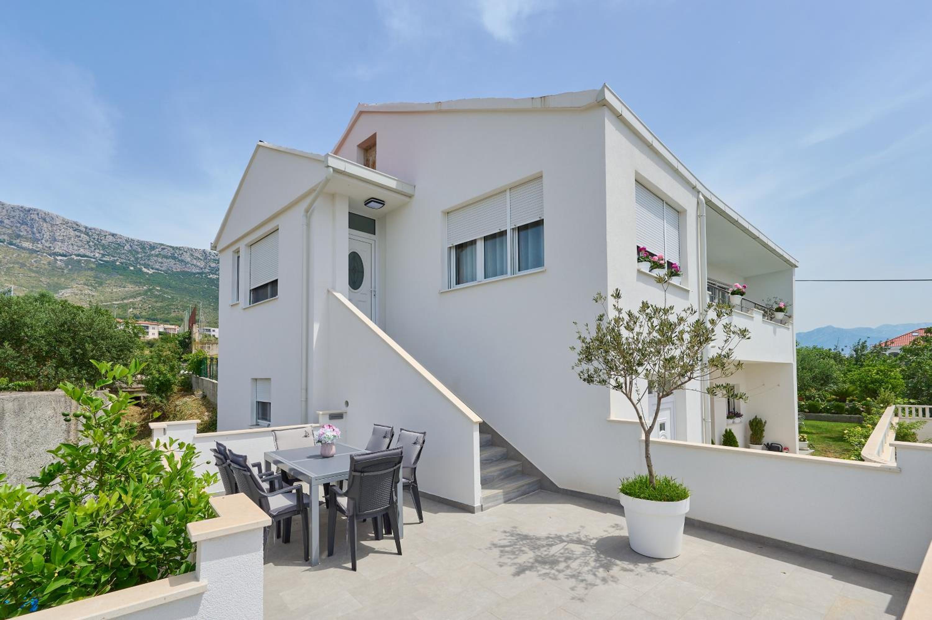 Two-Bedroom Apartment with Balcony and Sea View photo 2
