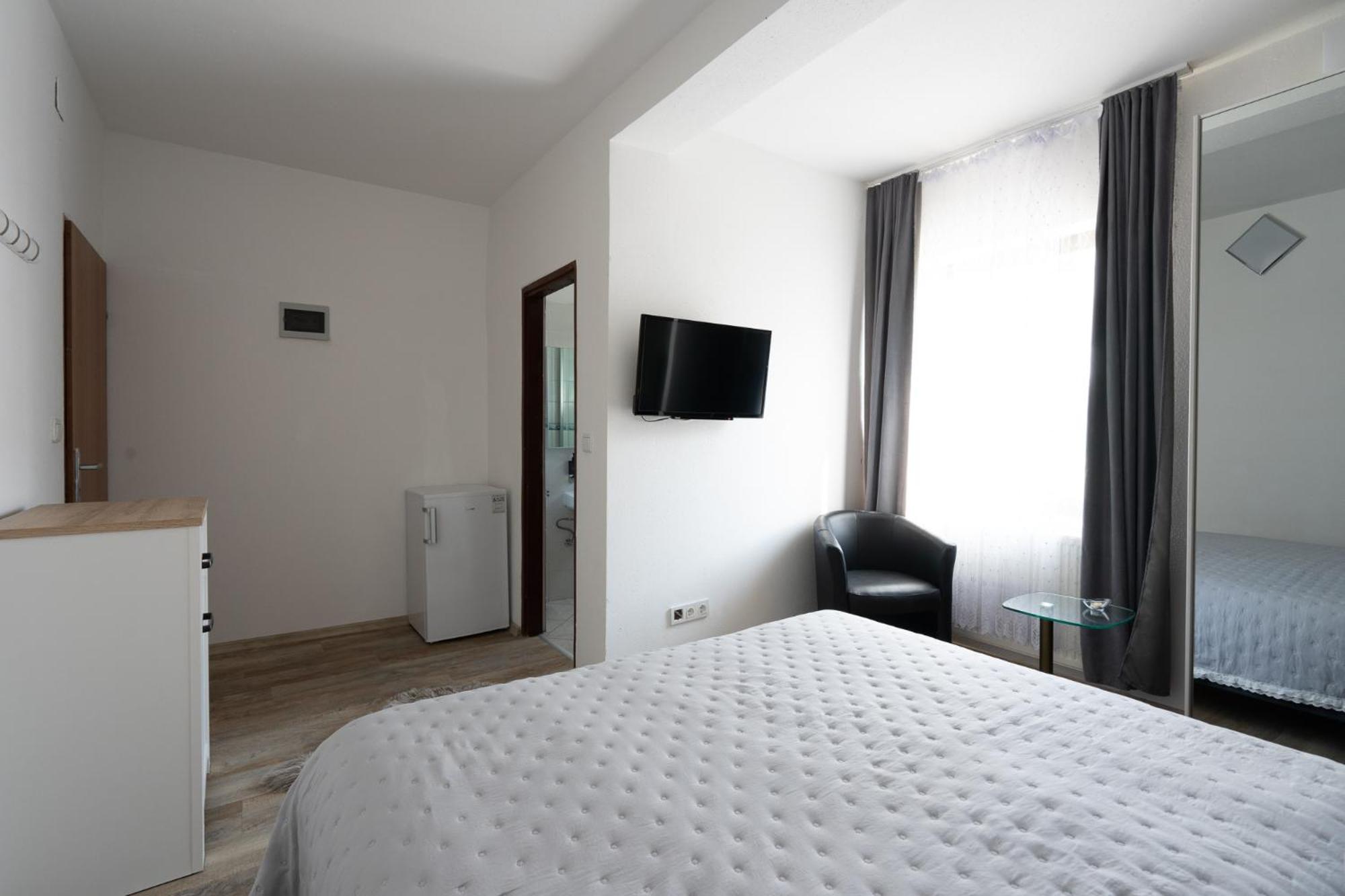 Standard King Room - Photo 6