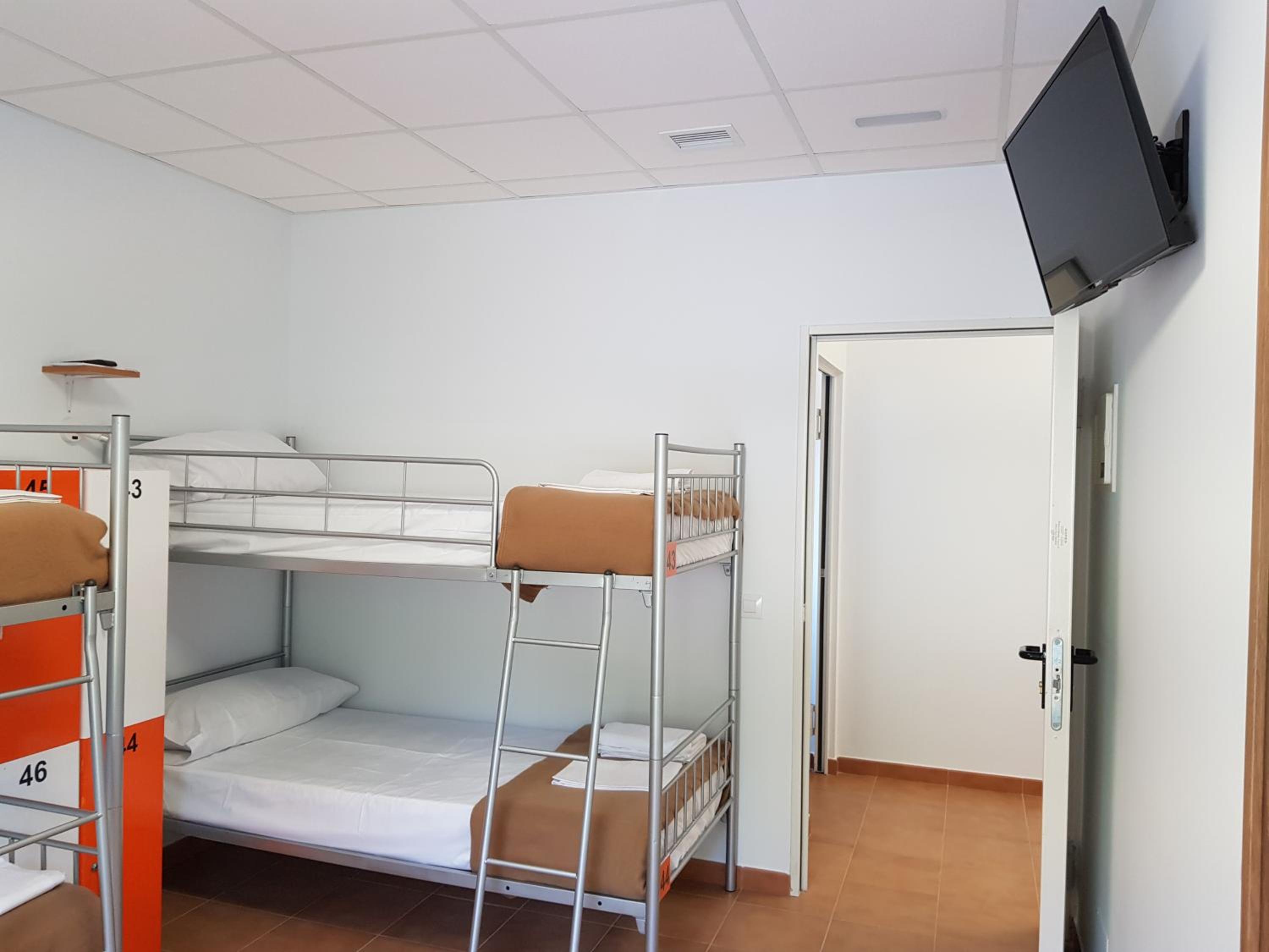 Quadruple Room with Private Bathroom - Photo 7