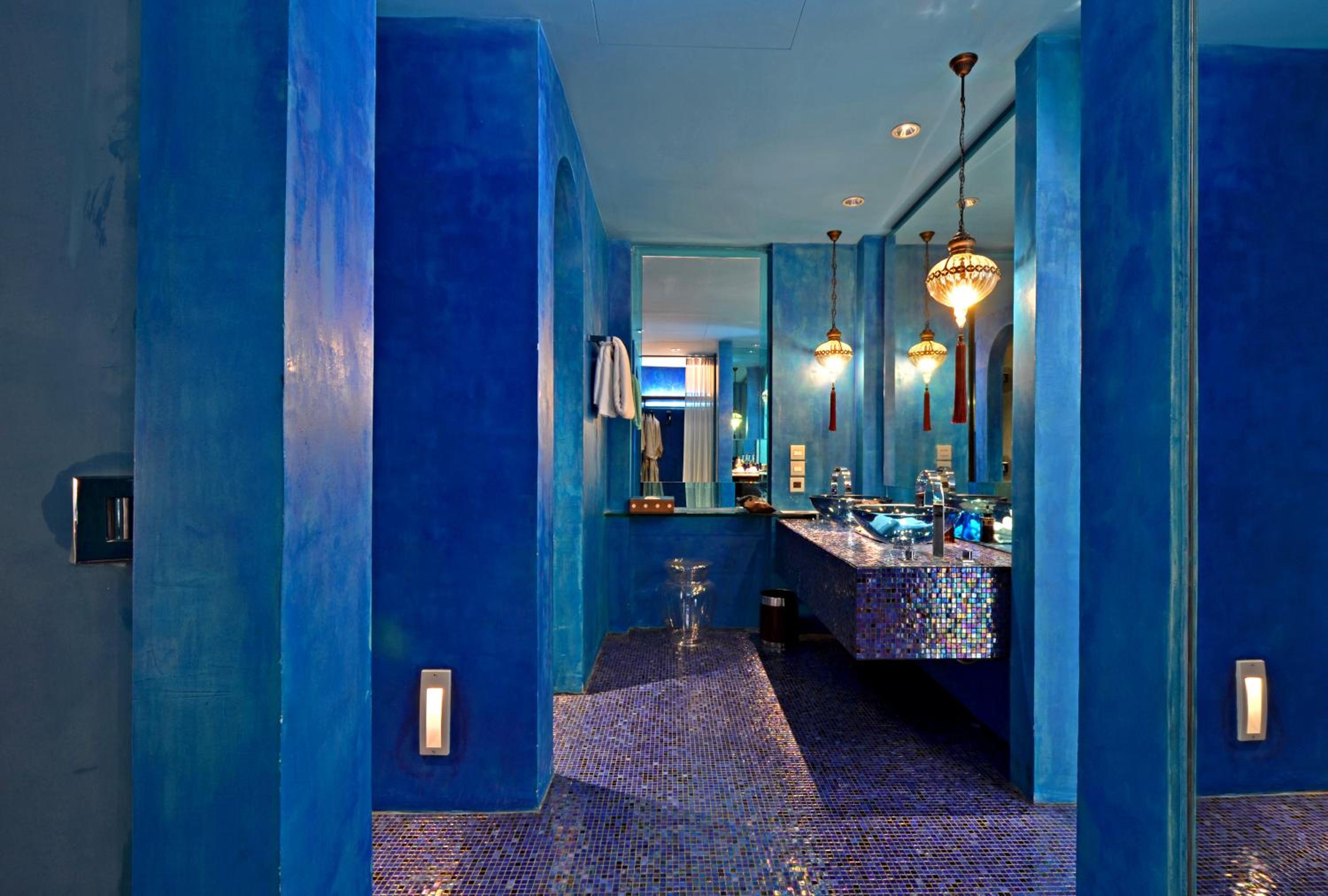 Junior Suite with Pool View - Photo 3
