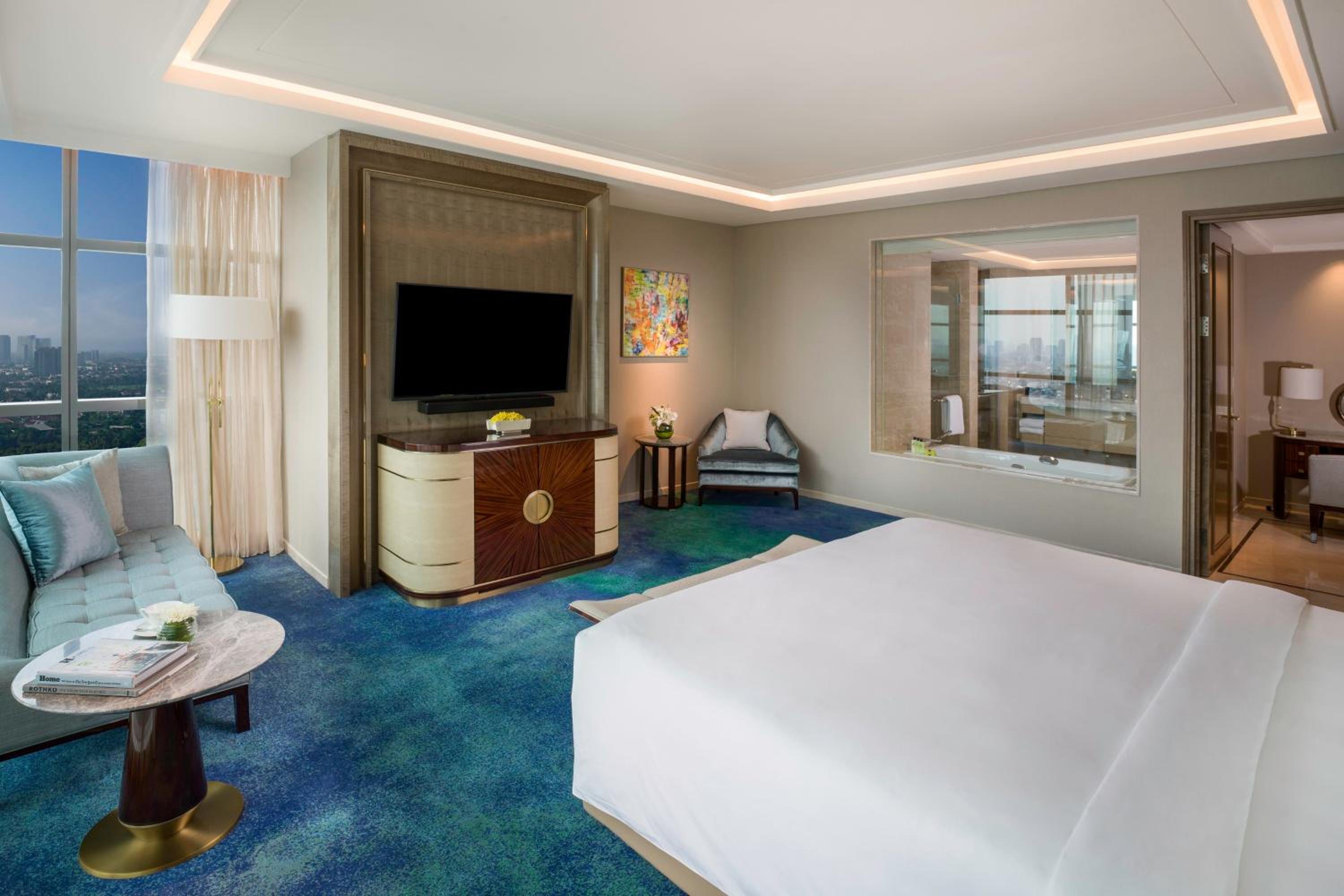 One-Bedroom King Suite thumbnail 5