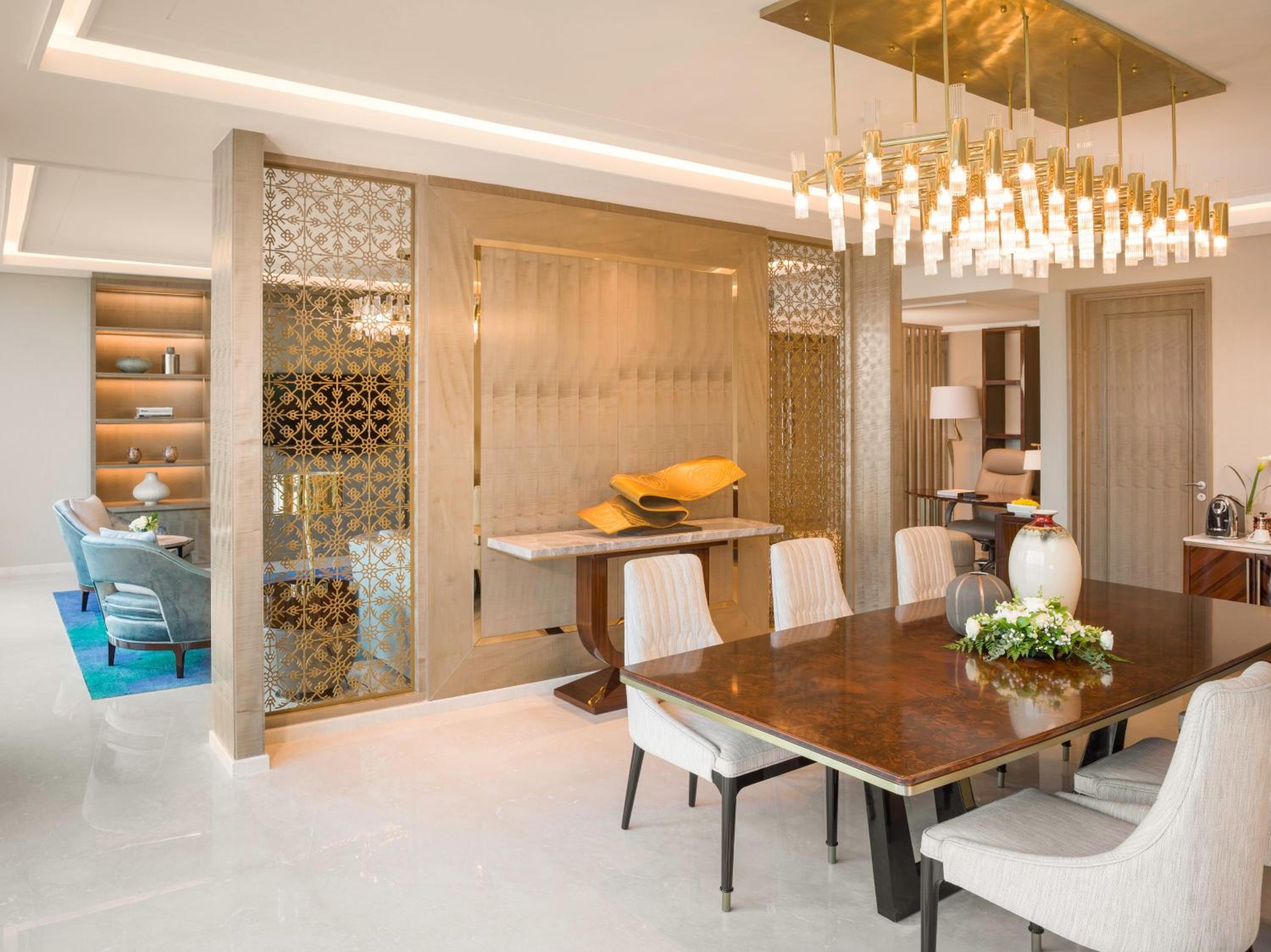 One-Bedroom King Suite with Lounge Access