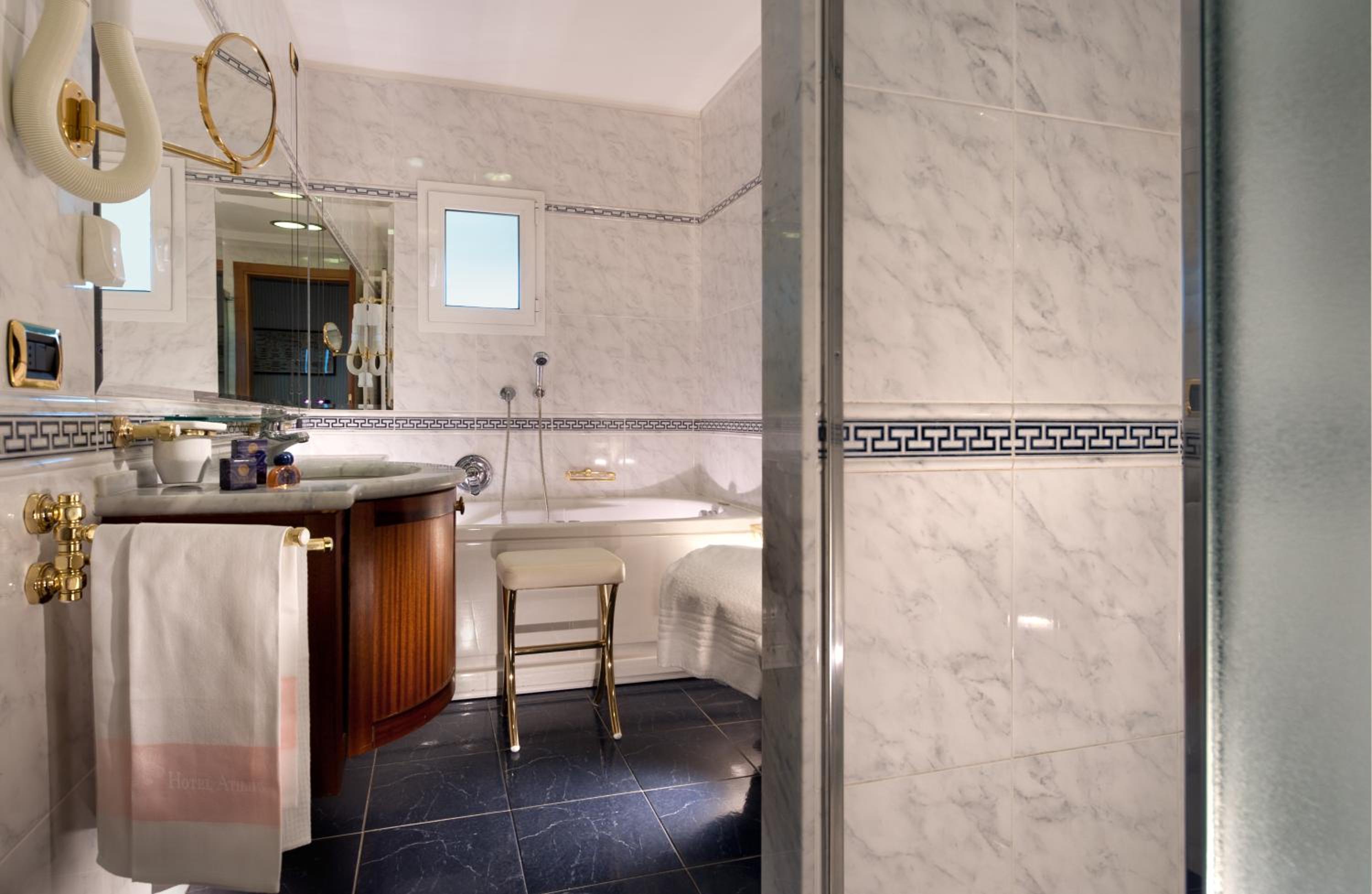 Deluxe Suite with Sea View photo 3