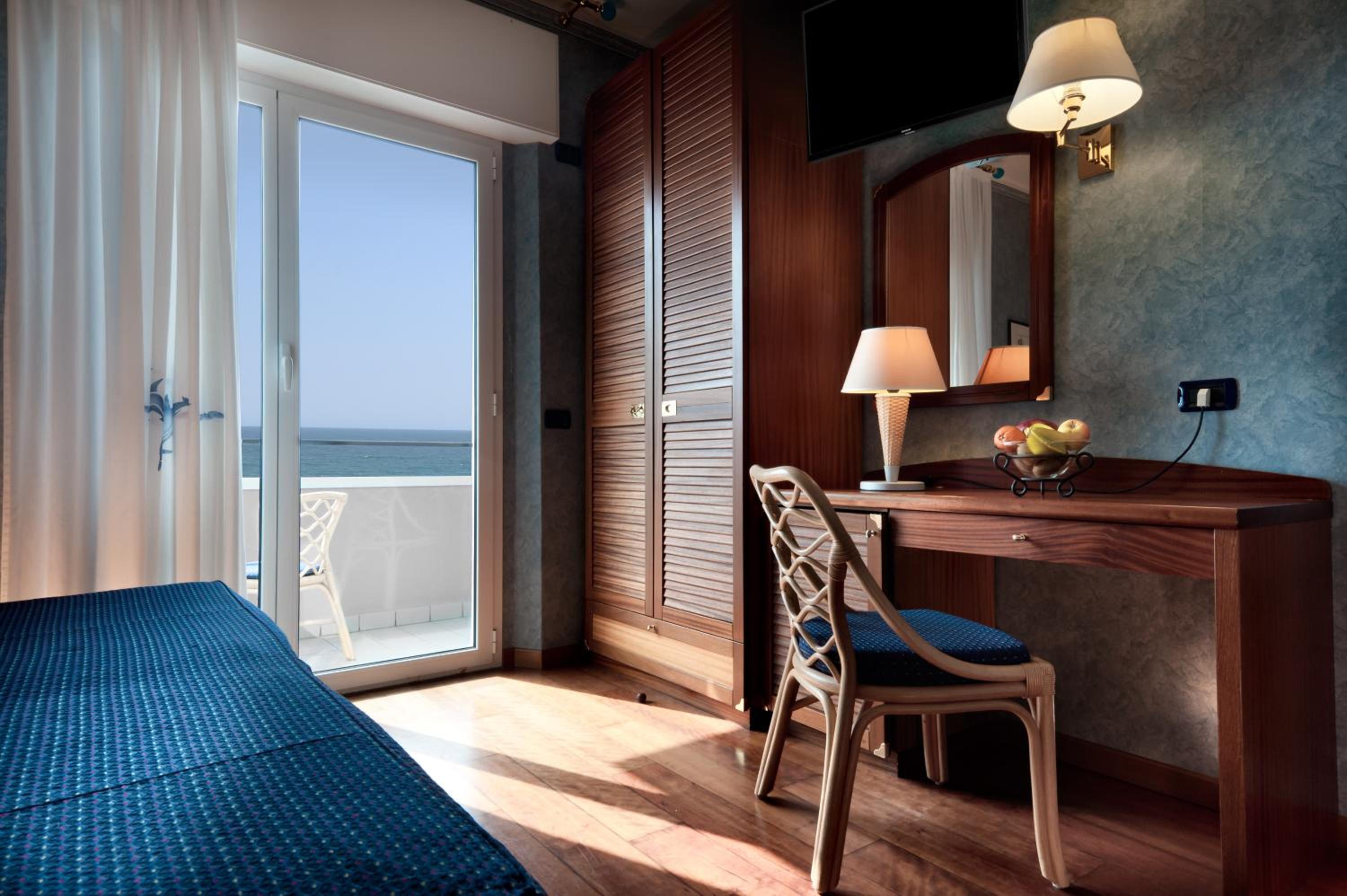 Superior Double or Twin Room with Lateral Sea View photo 2