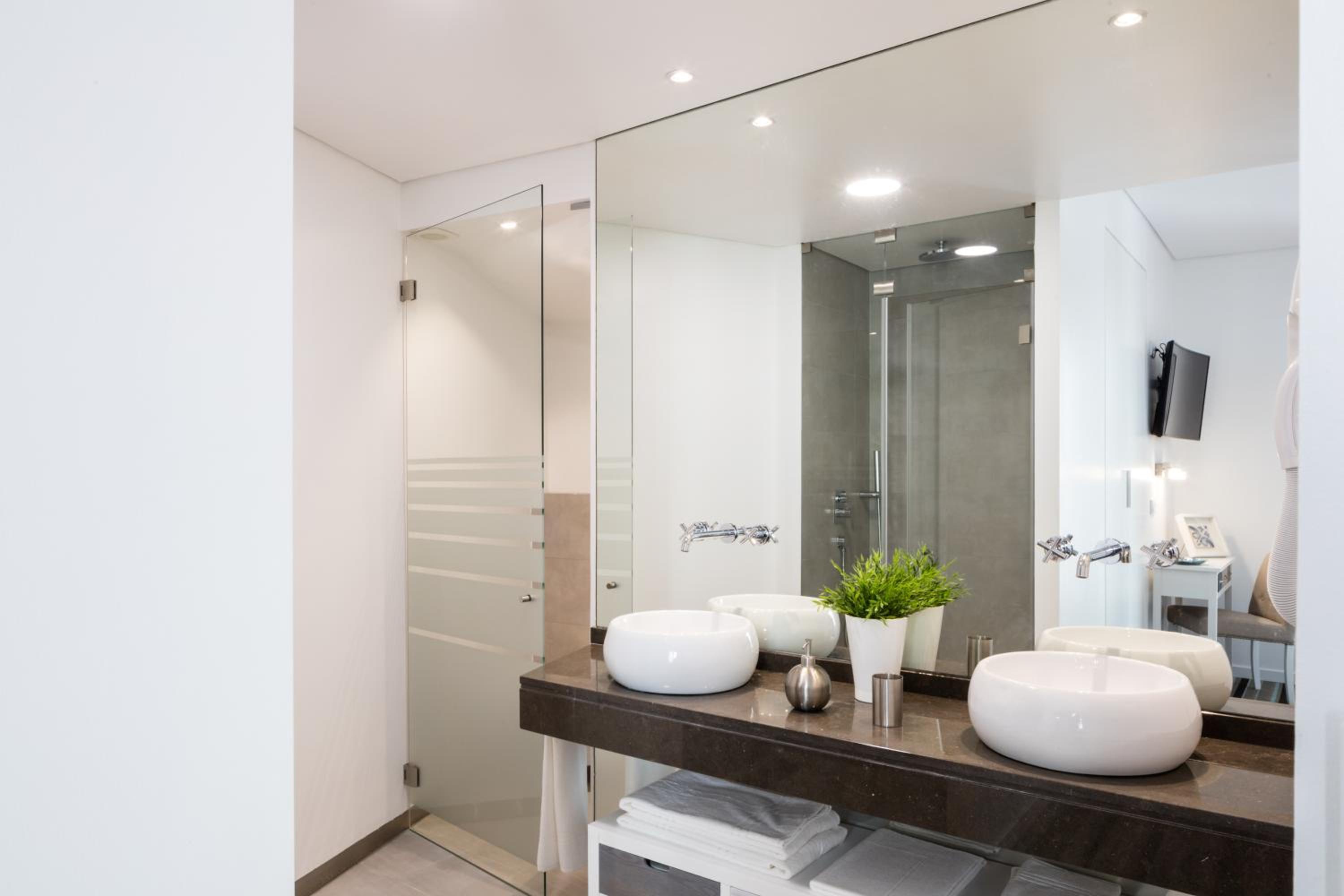 Standard Double or Twin Room with Balcony - Photo 8