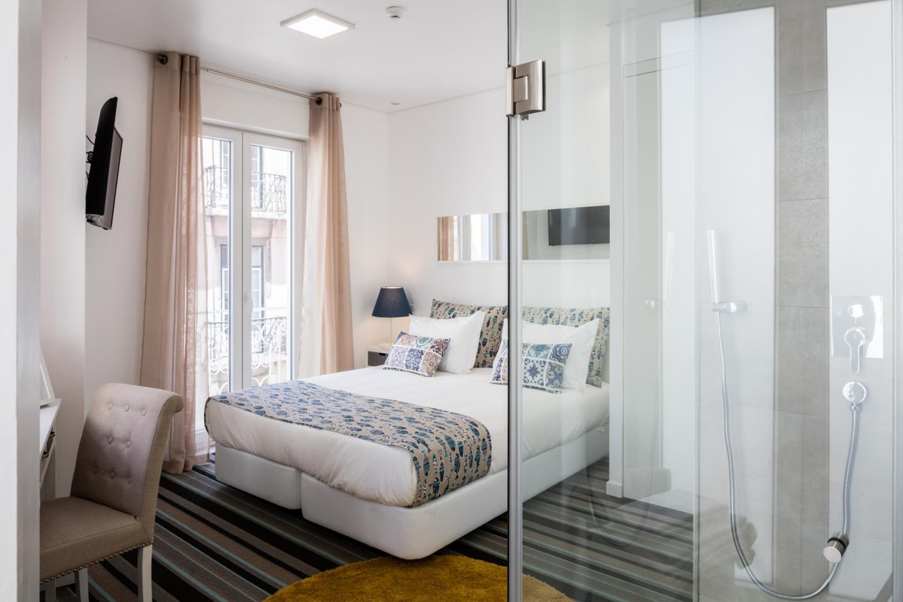 Deluxe Double or Twin Room with Balcony - Photo 4