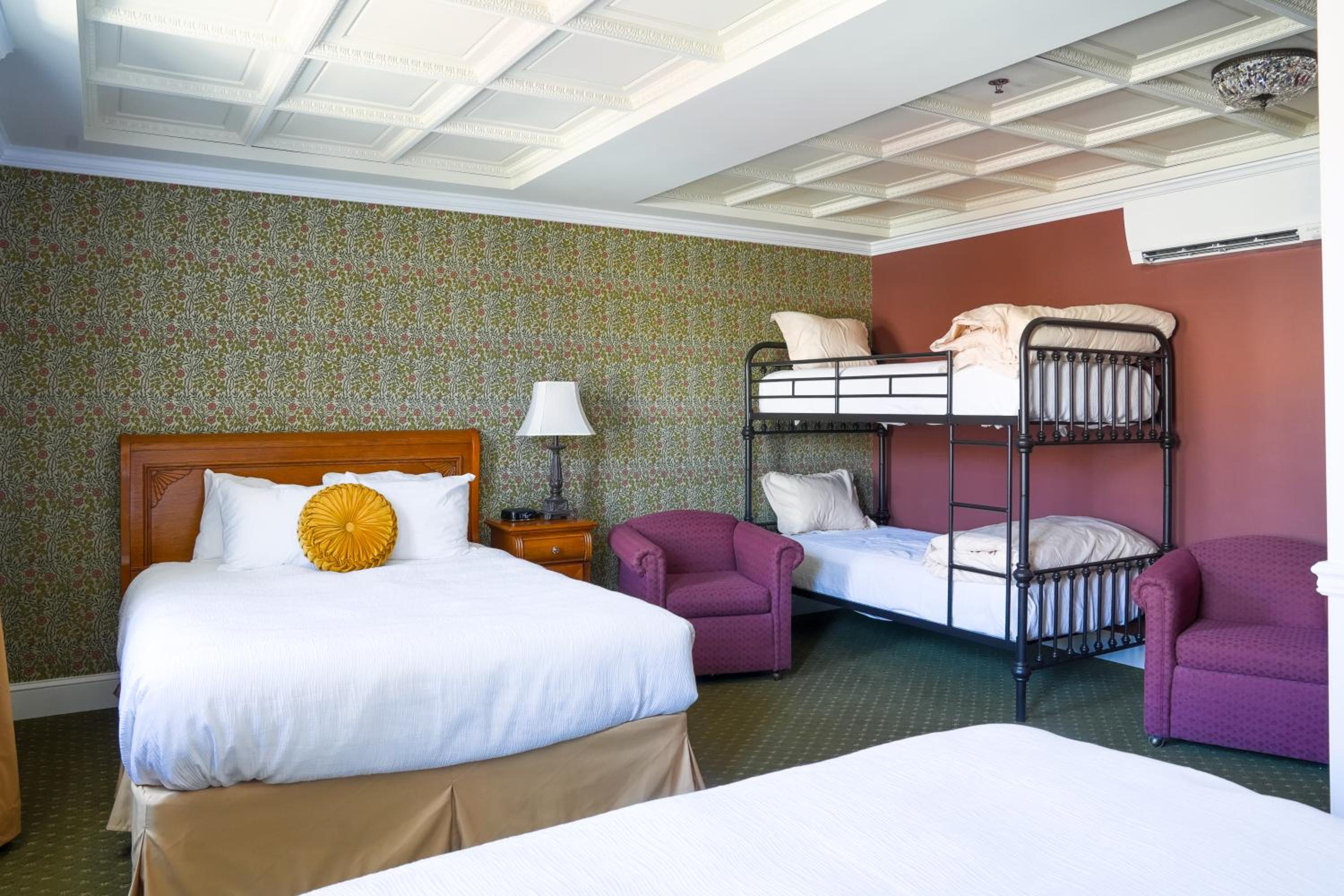 Family Room 2 Queen beds photo 2
