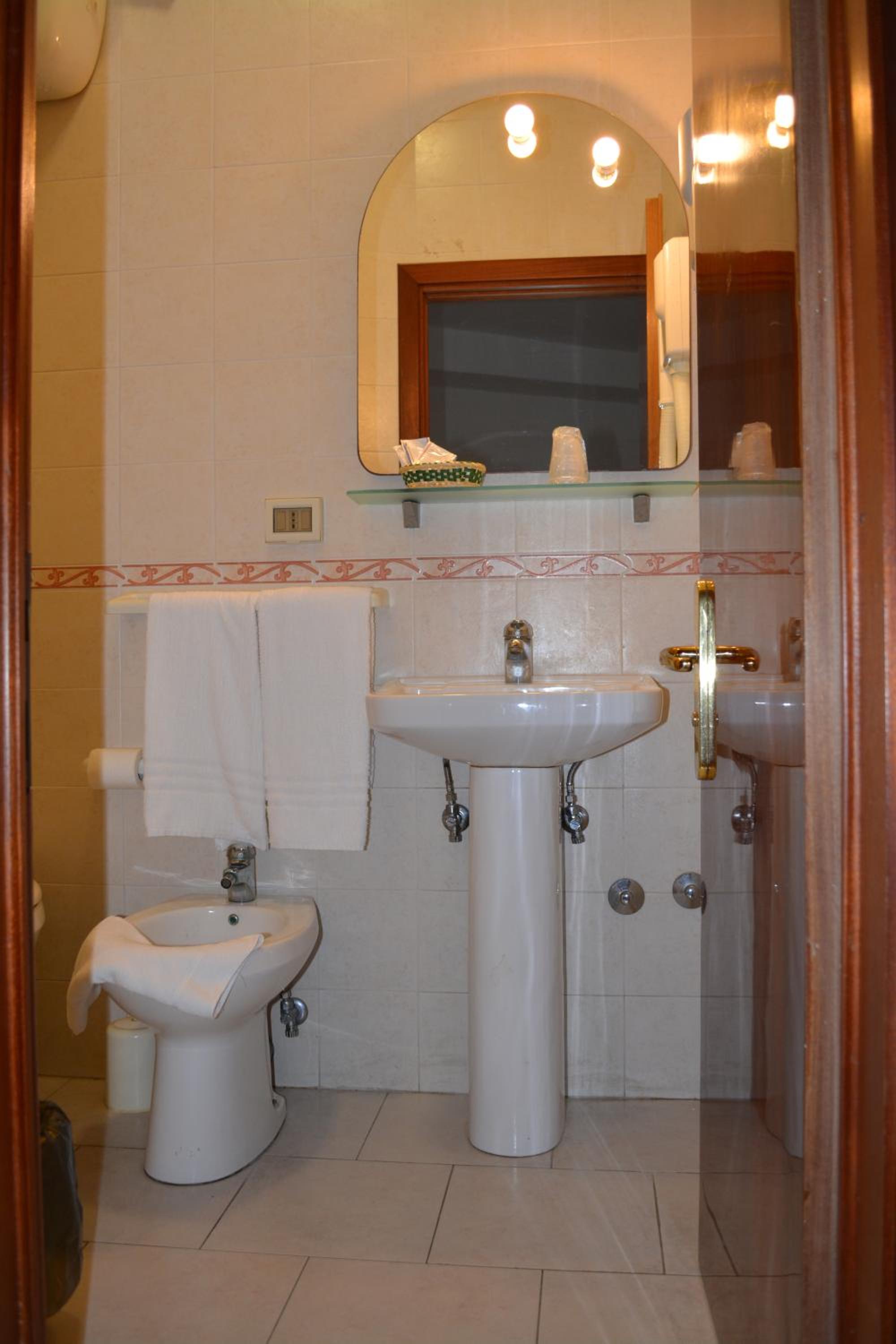Economy Double or Twin Room - Photo 9