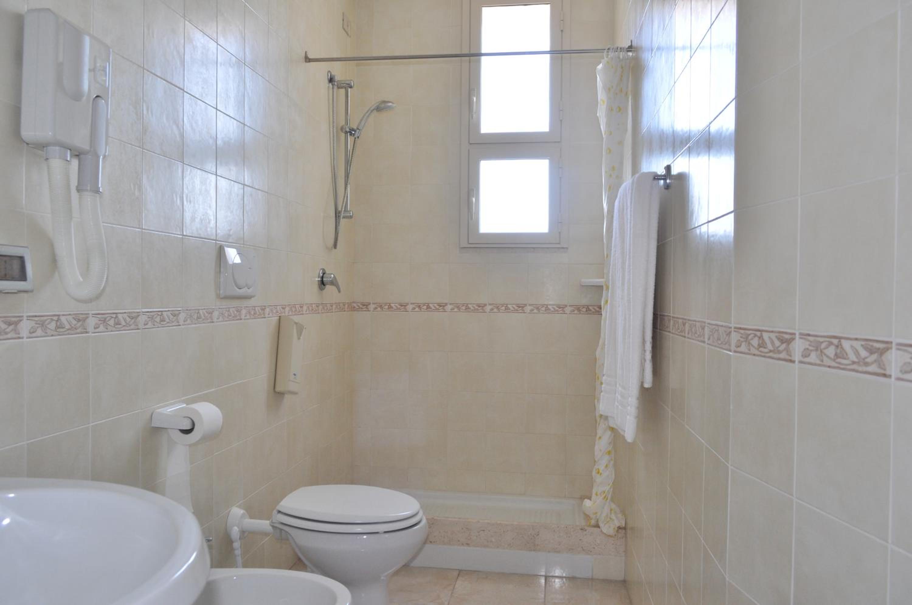 Double or Twin Room with Balcony and Sea View photo 3