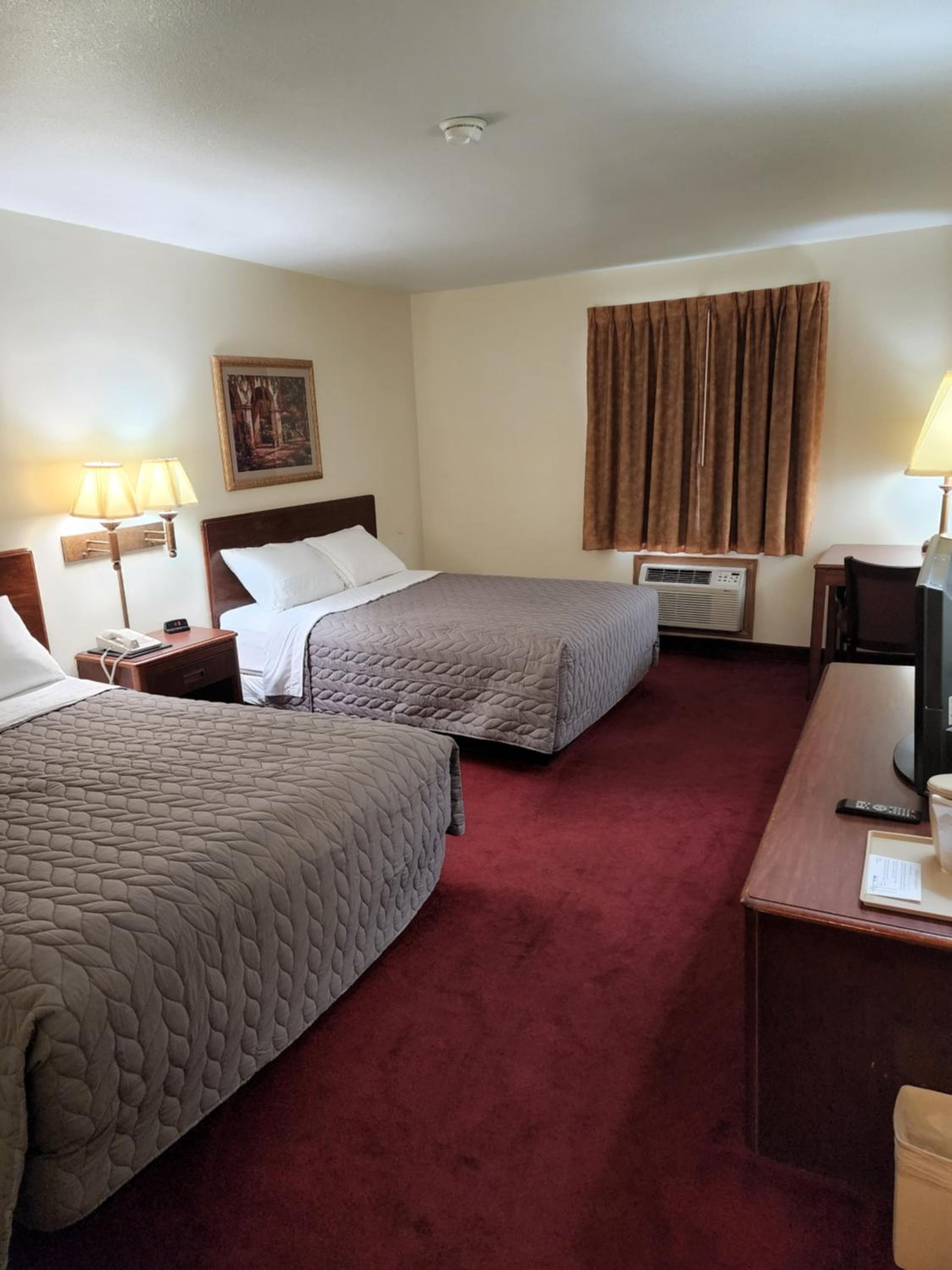 Queen Room with Two Queen Beds - Non-Smoking - Photo 3