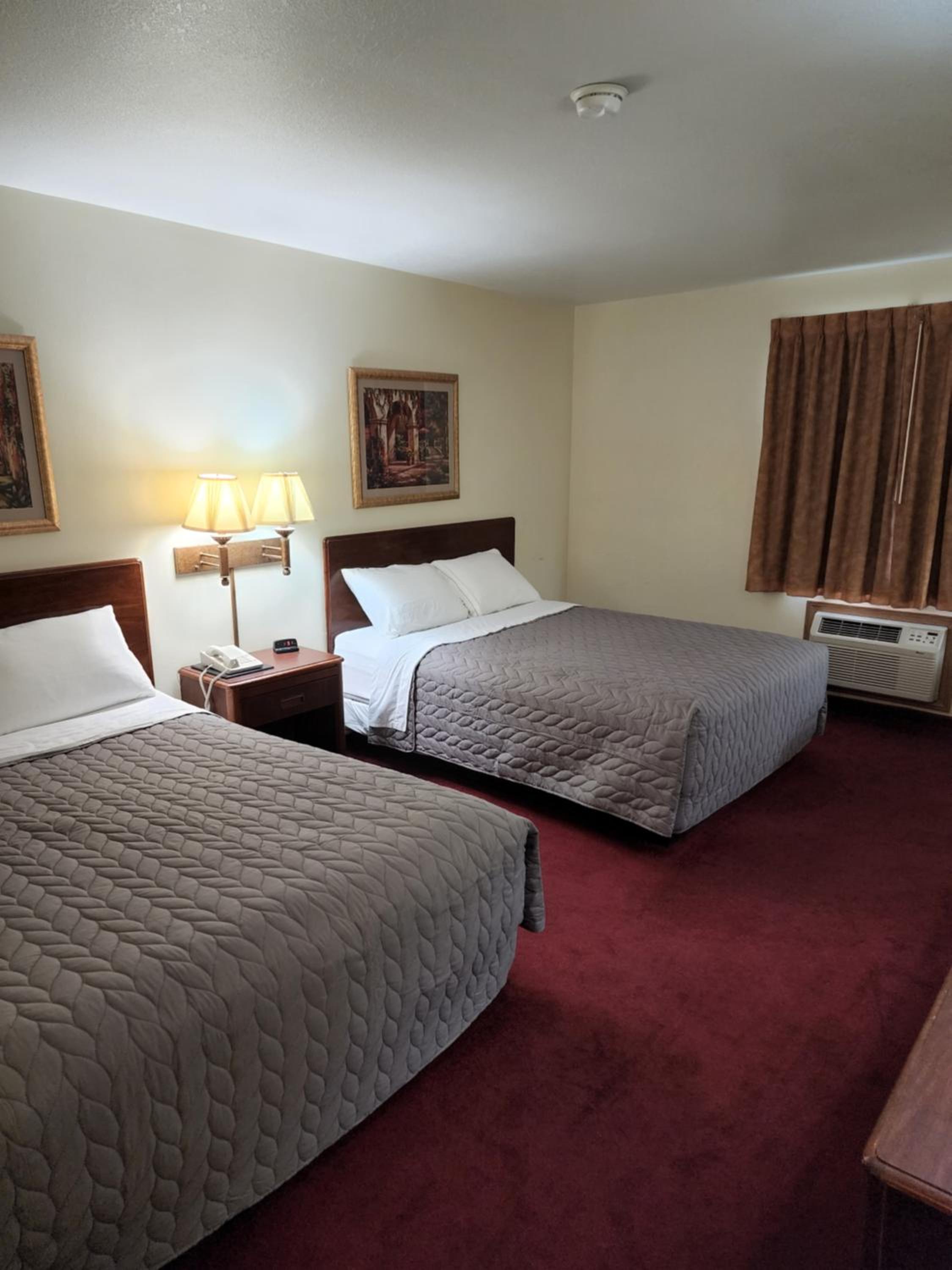 Queen Room with Two Queen Beds - Non-Smoking - Photo 1