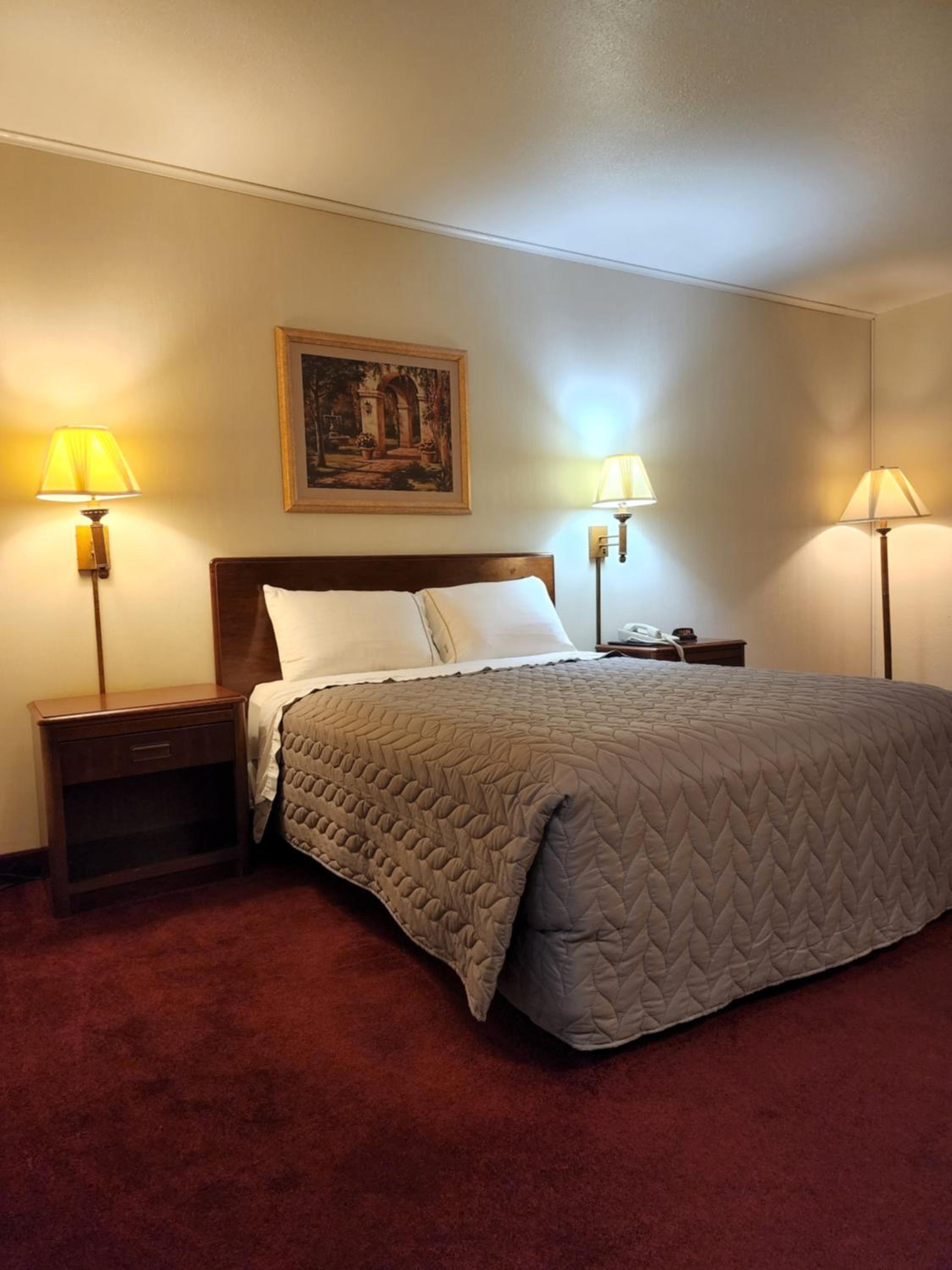 Queen Room - Non-Smoking - Photo 4
