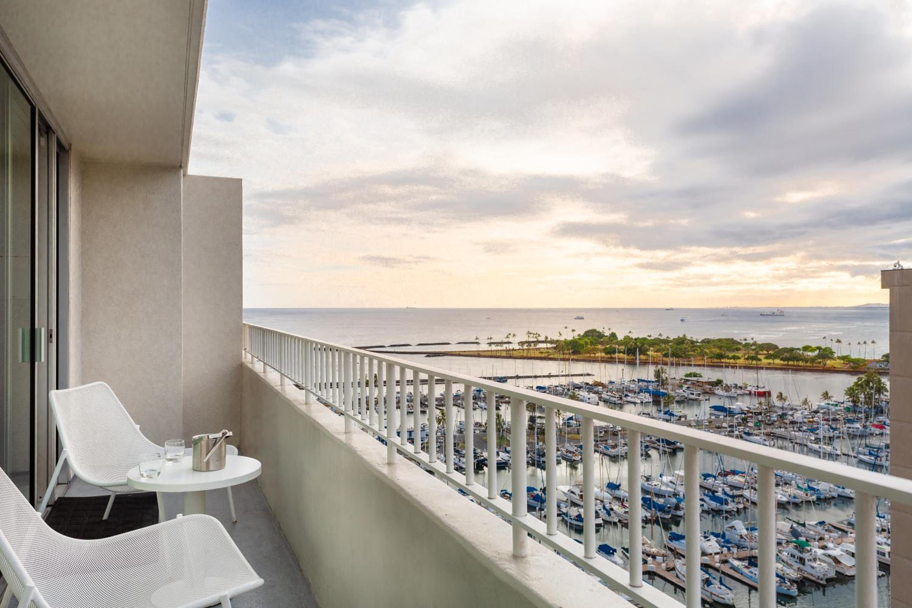 One-Bedroom Premier King Suite with Two Bathroom and Ocean View - Photo 2