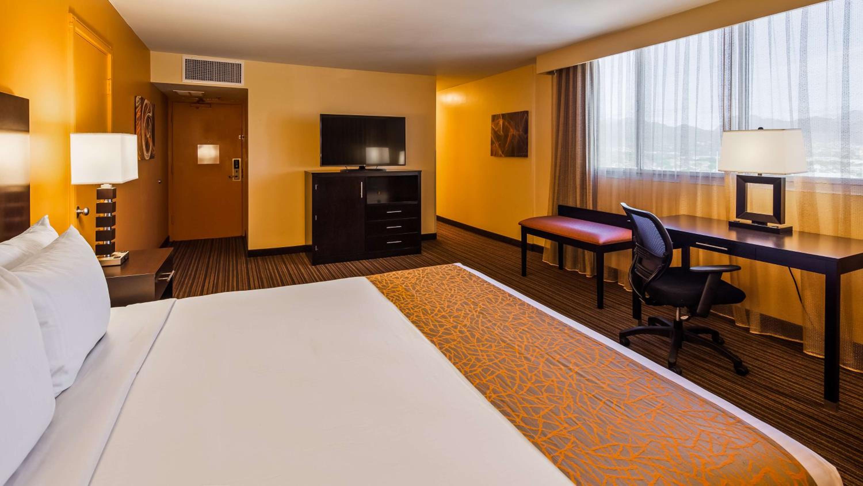 Large Corner King Room - Non-Smoking - Photo 1