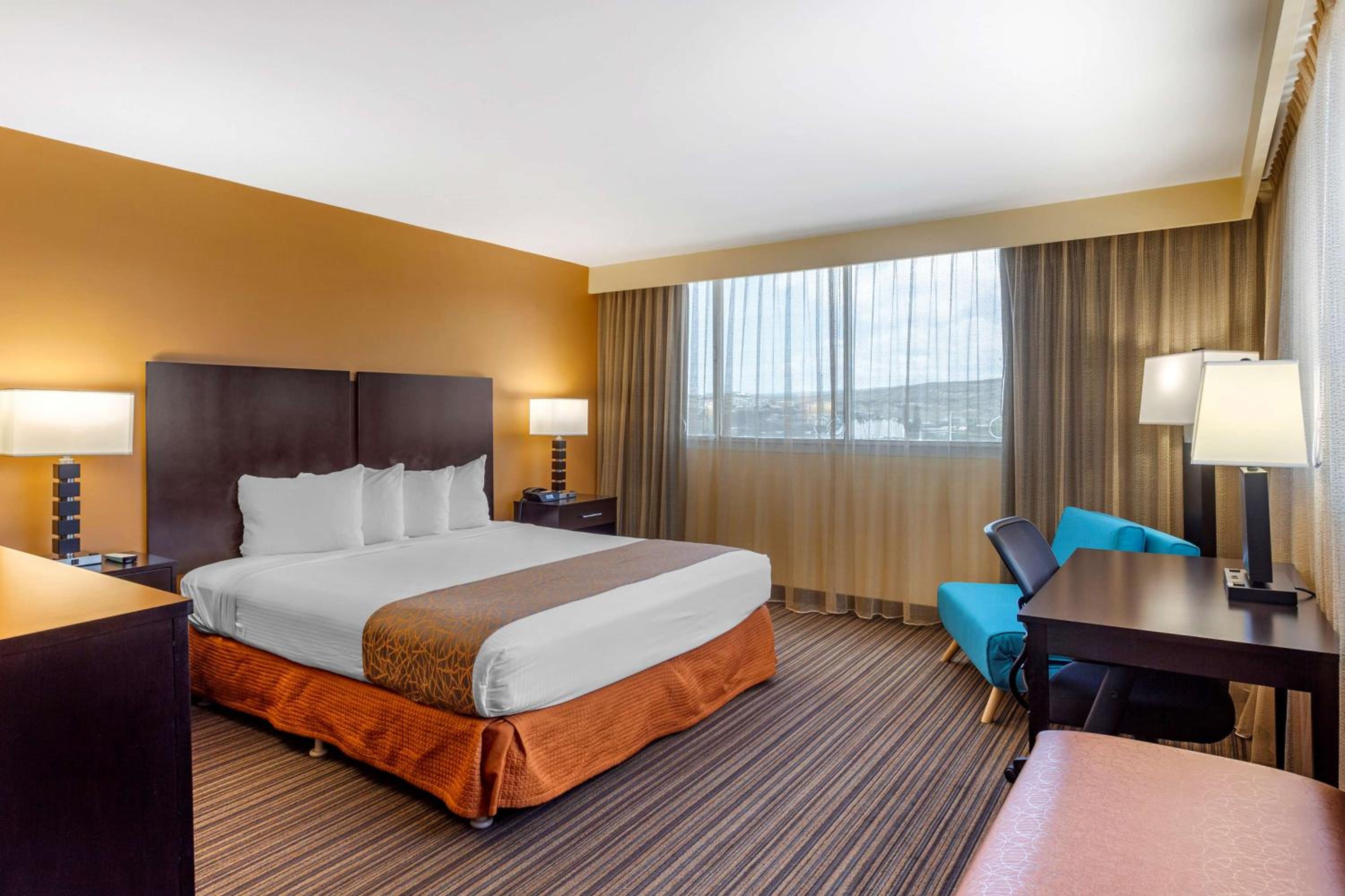 King Tower Room with Sofa Bed and Roll-In Shower - View/Disability Access/Non-Smoking - Photo 2