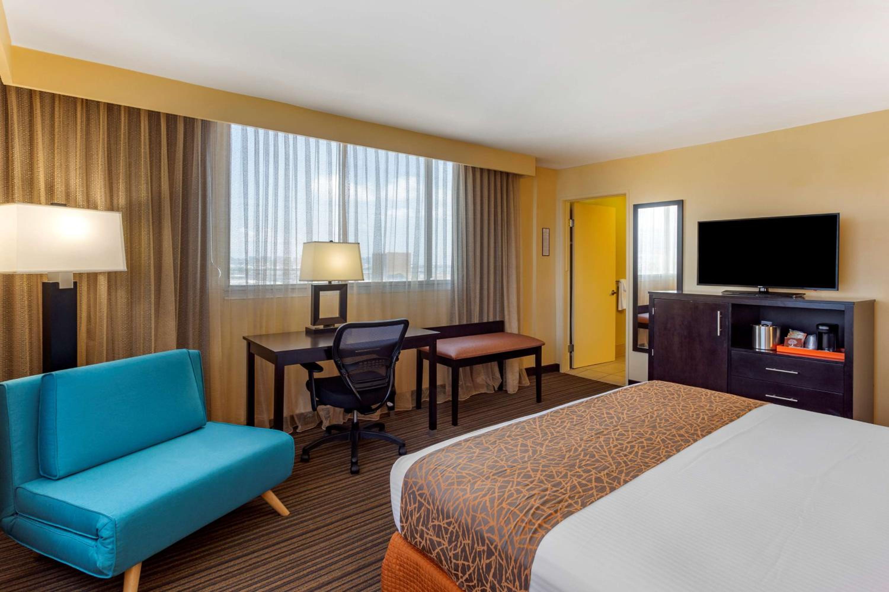 King Tower Room with Sofa Bed and Roll-In Shower - View/Disability Access/Non-Smoking - Photo 4