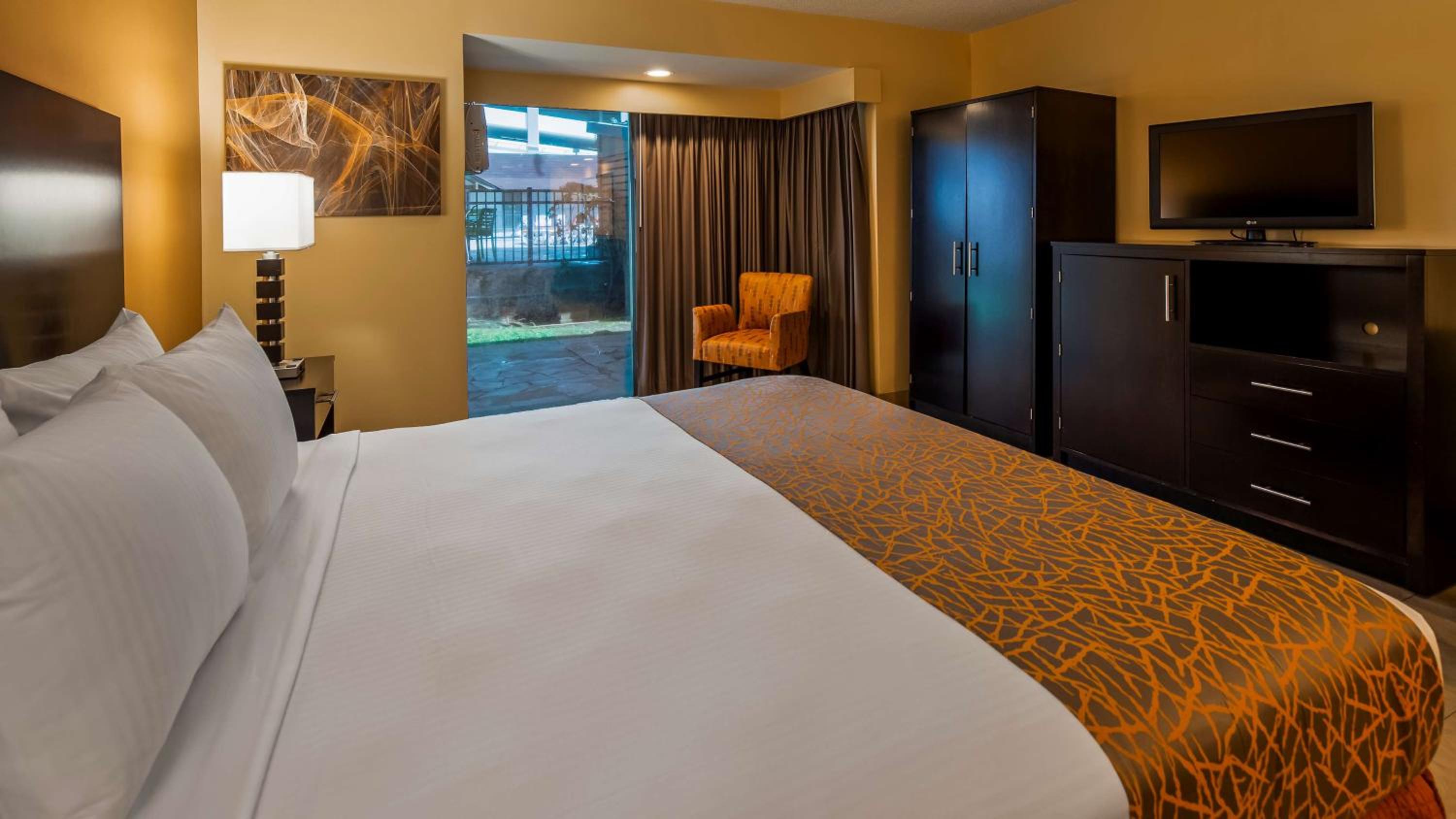 King Room with Courtyard View - Pet Friendly/Non-Smoking - Photo 2