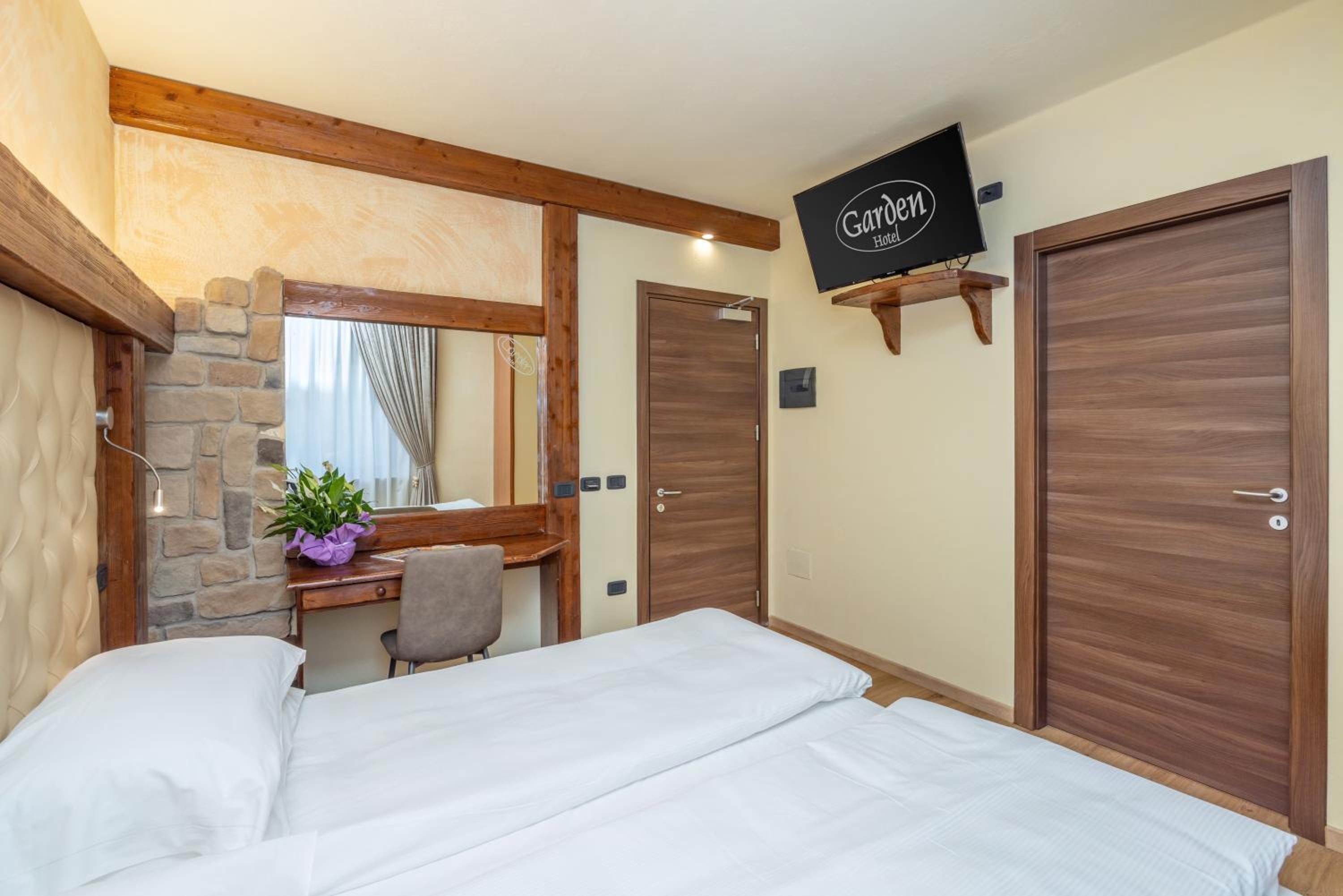 Double or Twin Room - Photo 7
