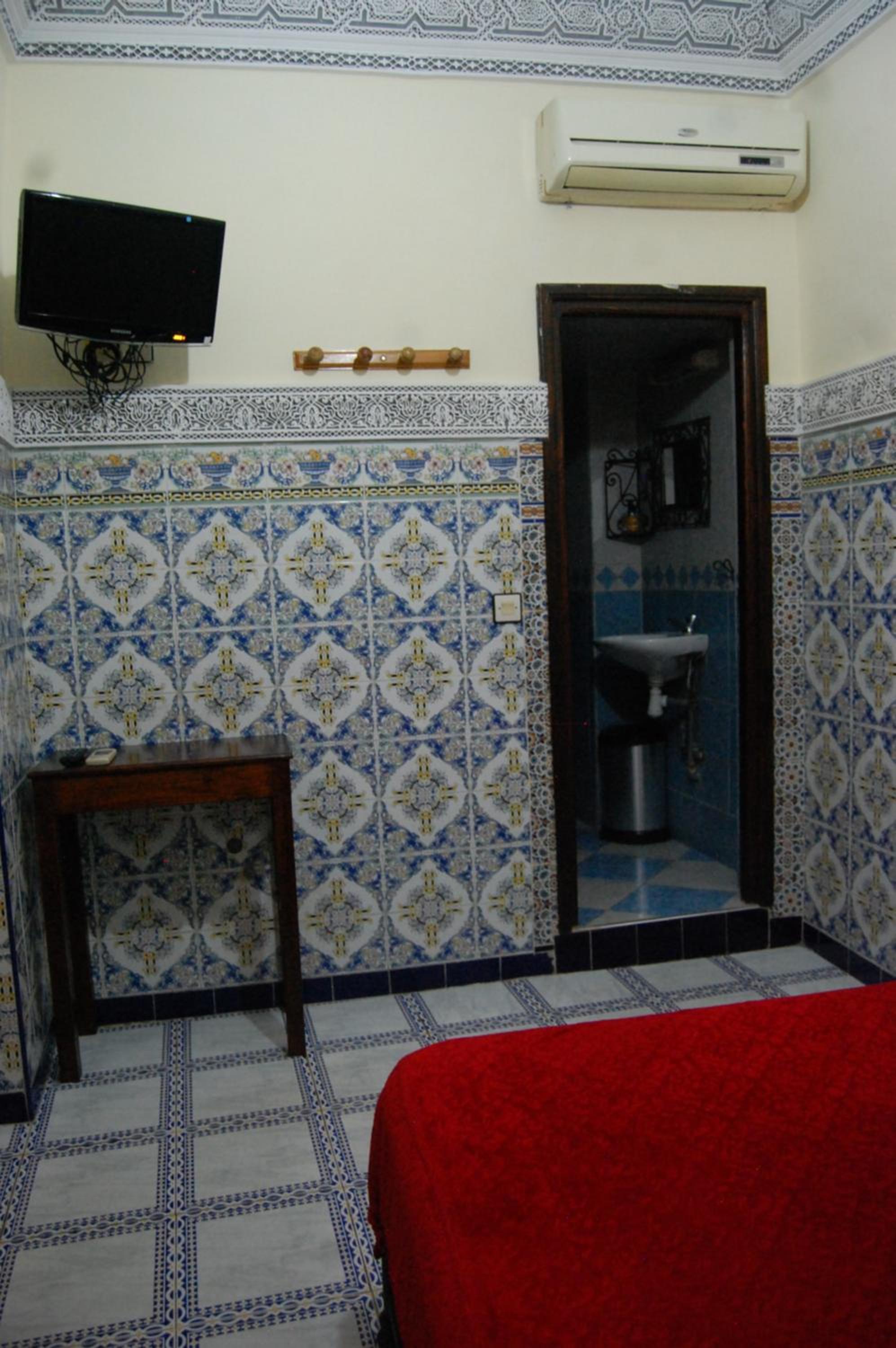 Double Room with Private Bathroom - Photo 12
