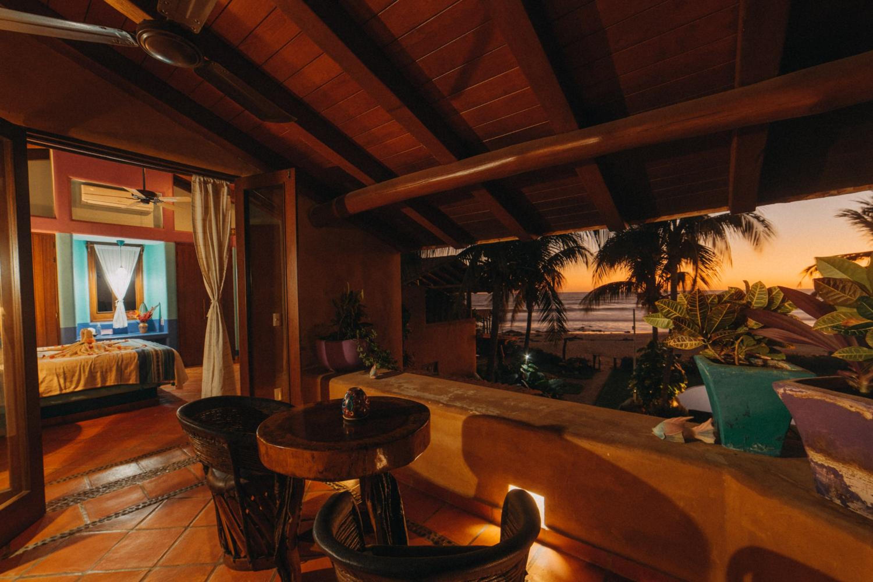 Deluxe King Room - Photo 14