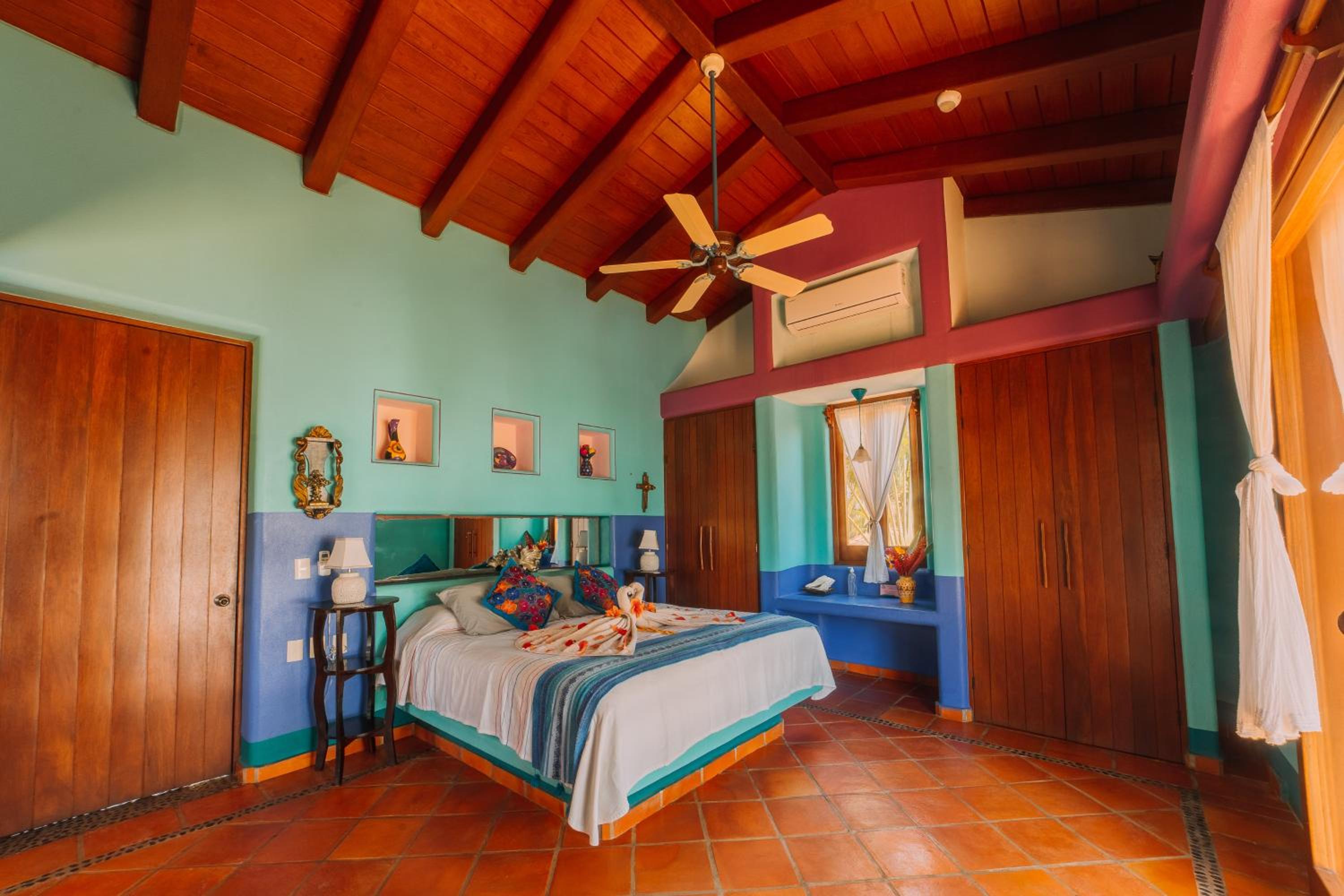 Deluxe King Room - Photo 10