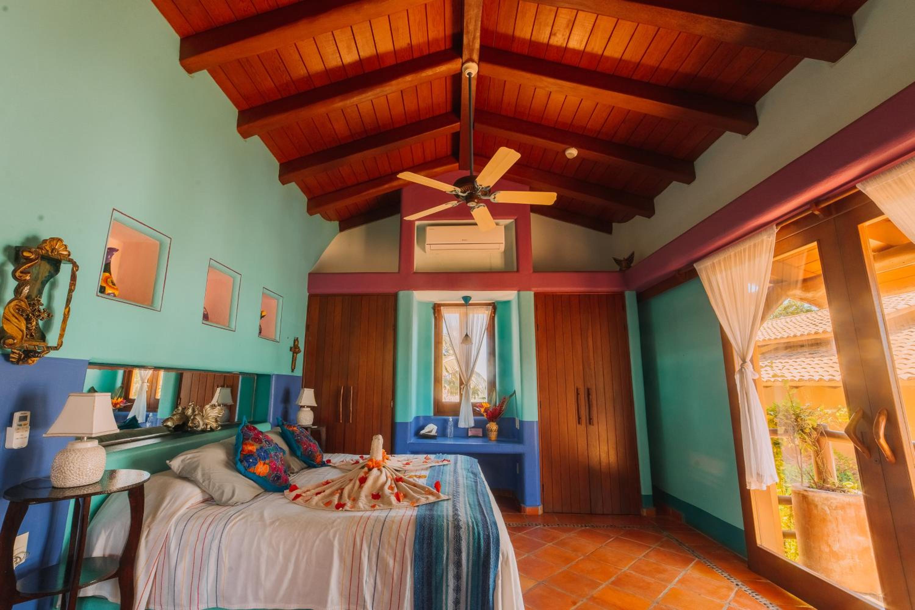 Deluxe King Room - Photo 9