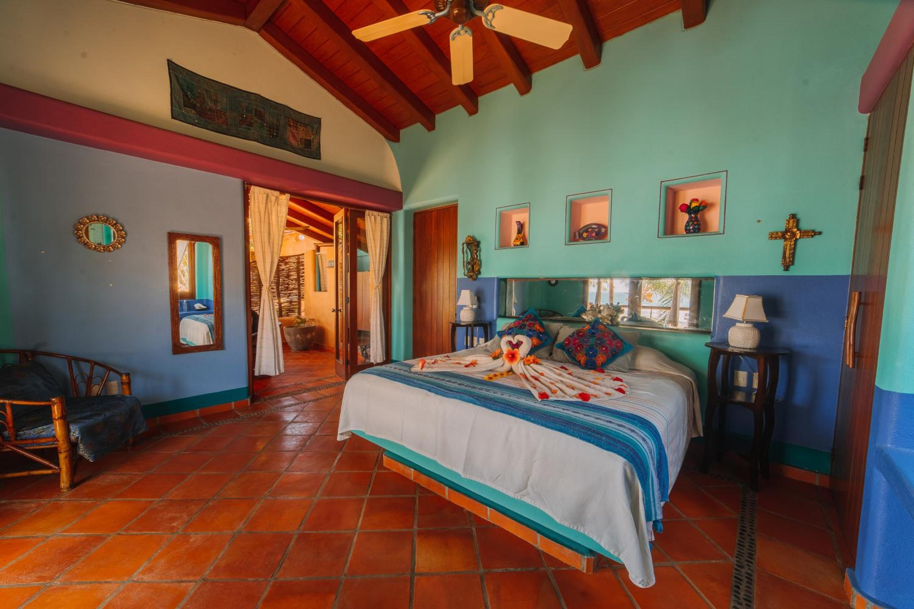 Deluxe King Room - Photo 5
