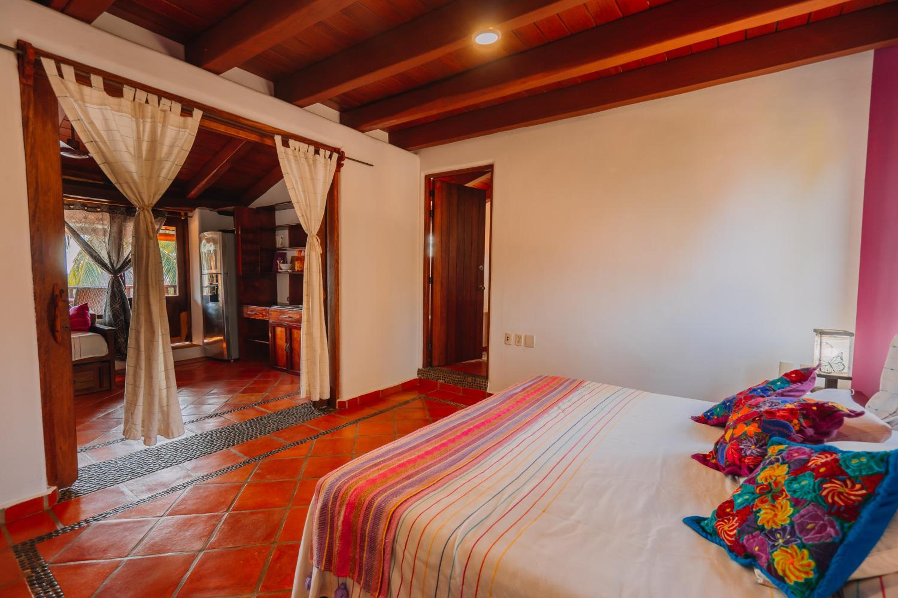 Deluxe Family Suite - Photo 8