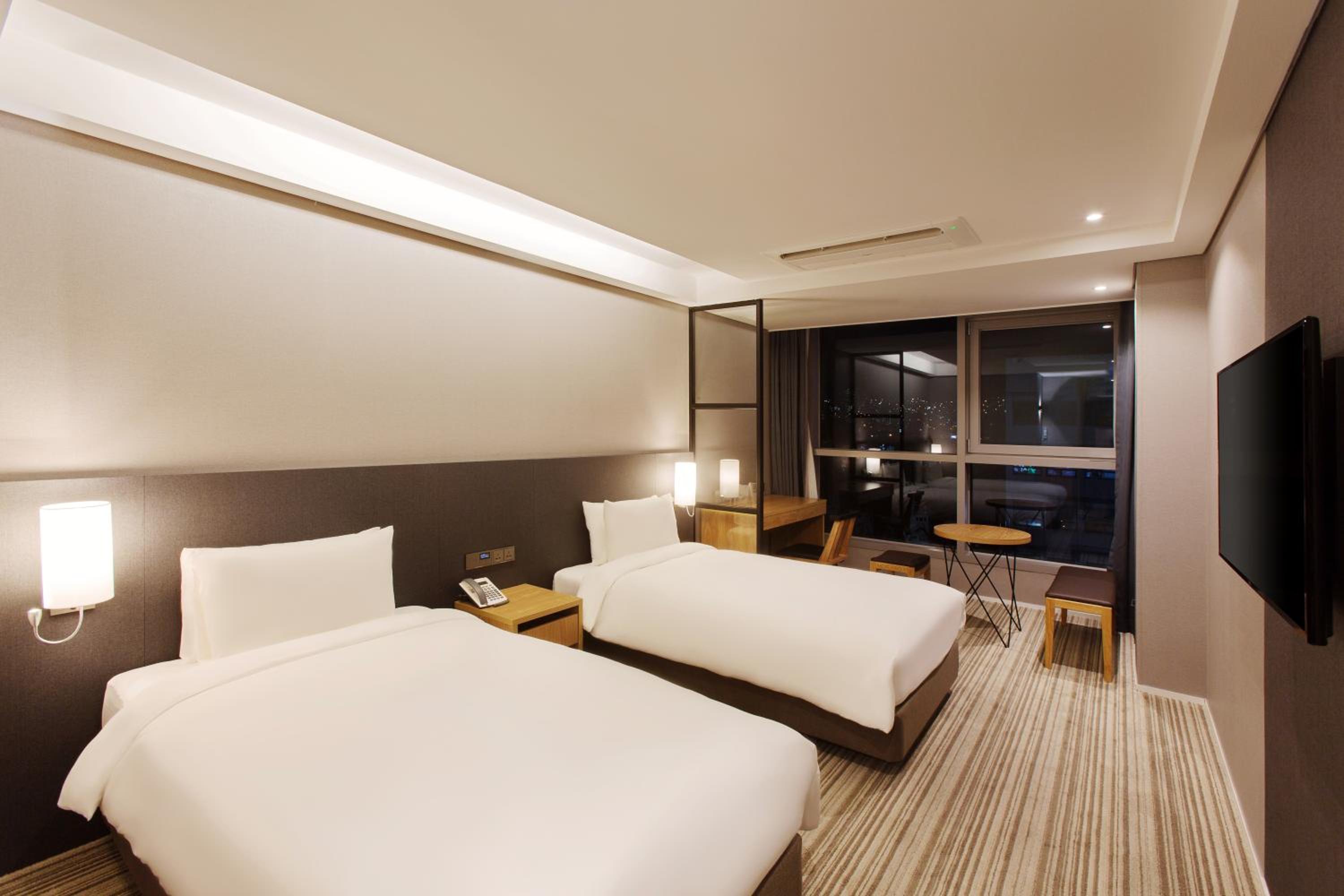 Standard Twin Room with City View