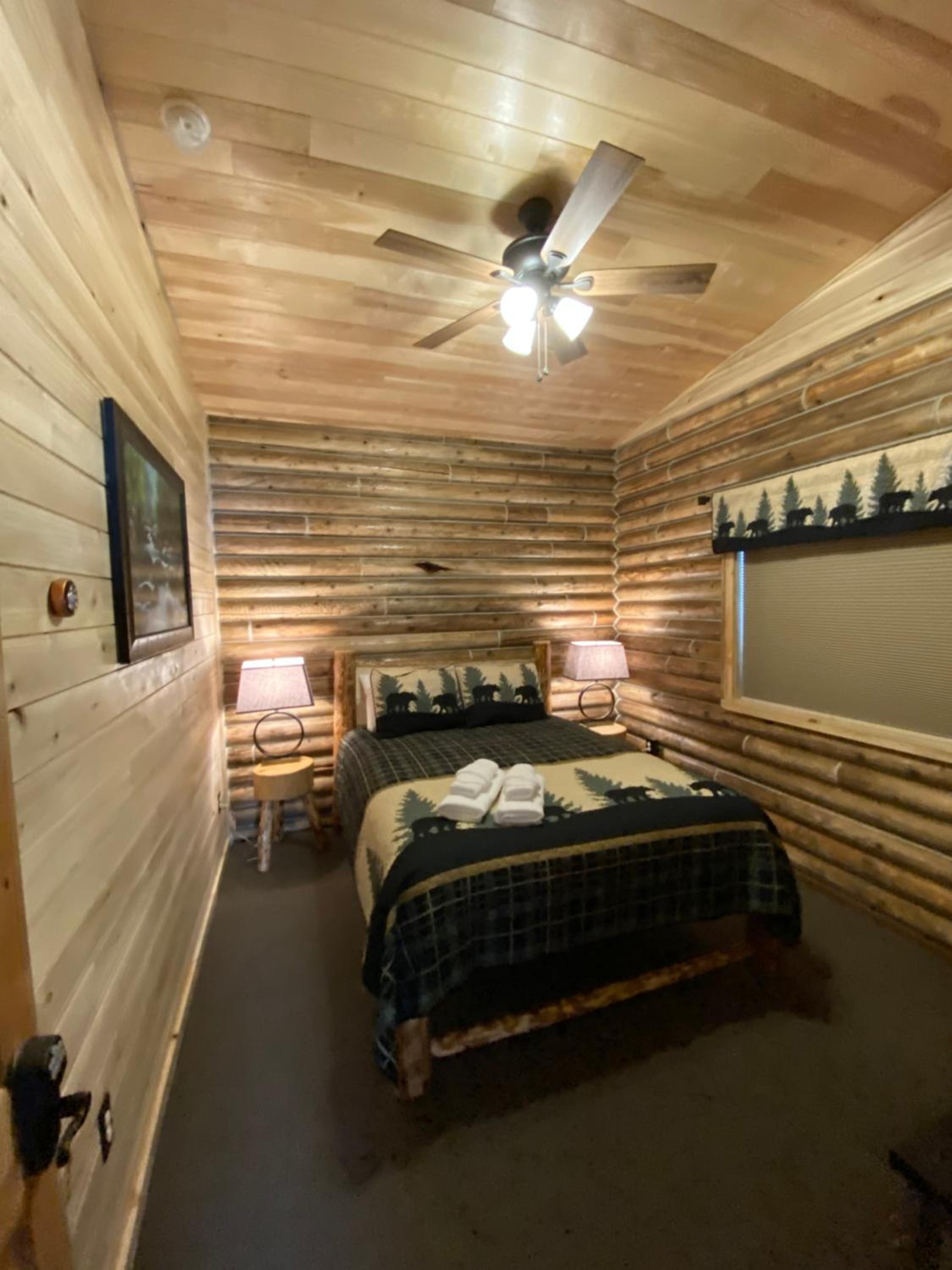 Queen Room with Shared Bathroom photo 1