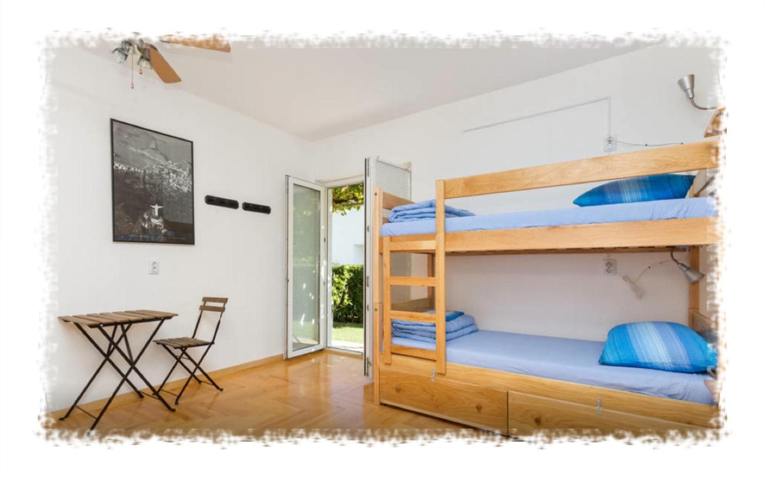 Bed in 4-Bed Mixed Dormitory Room photo 3