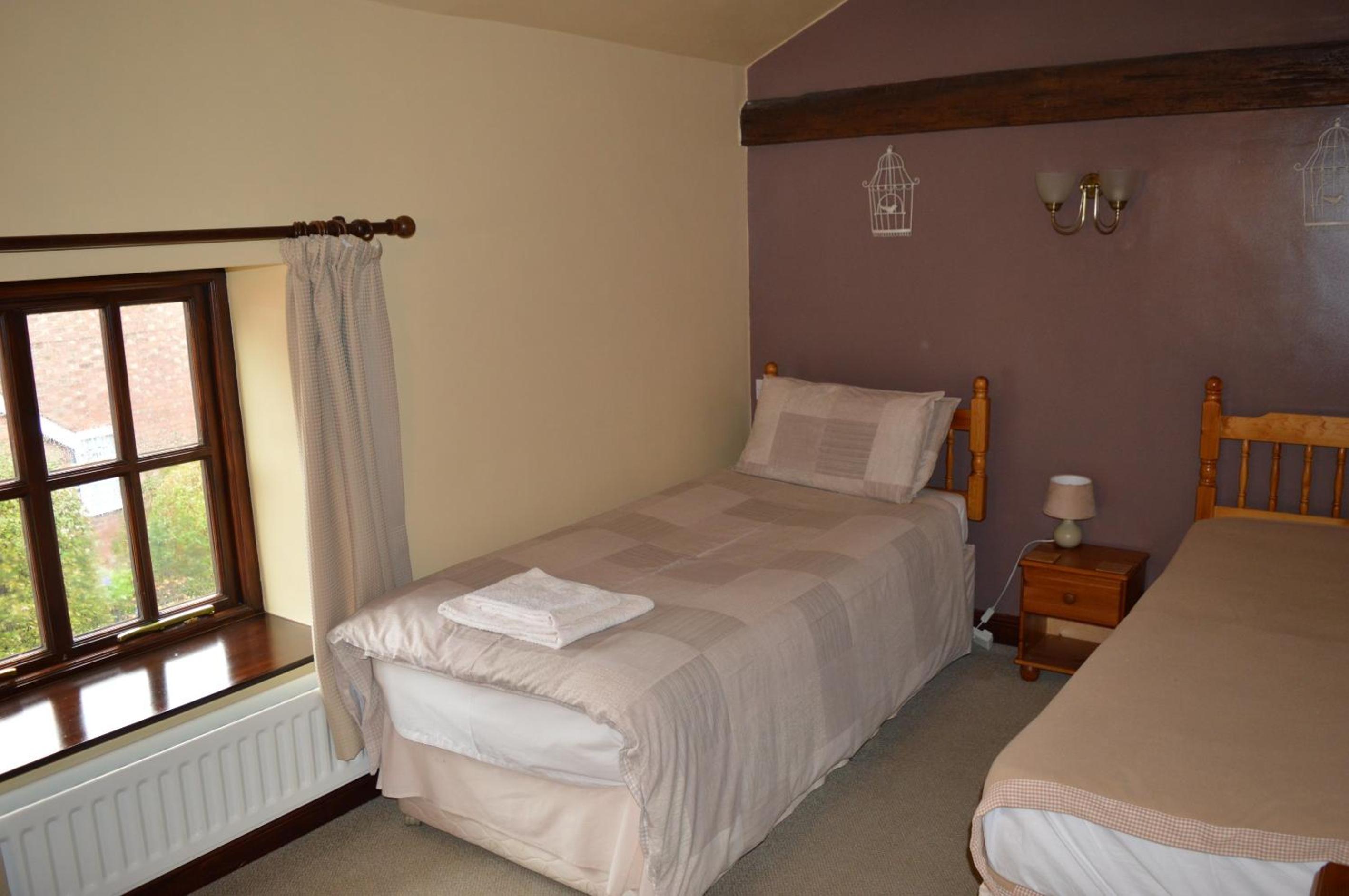 Twin Room with Private Bathroom photo 3