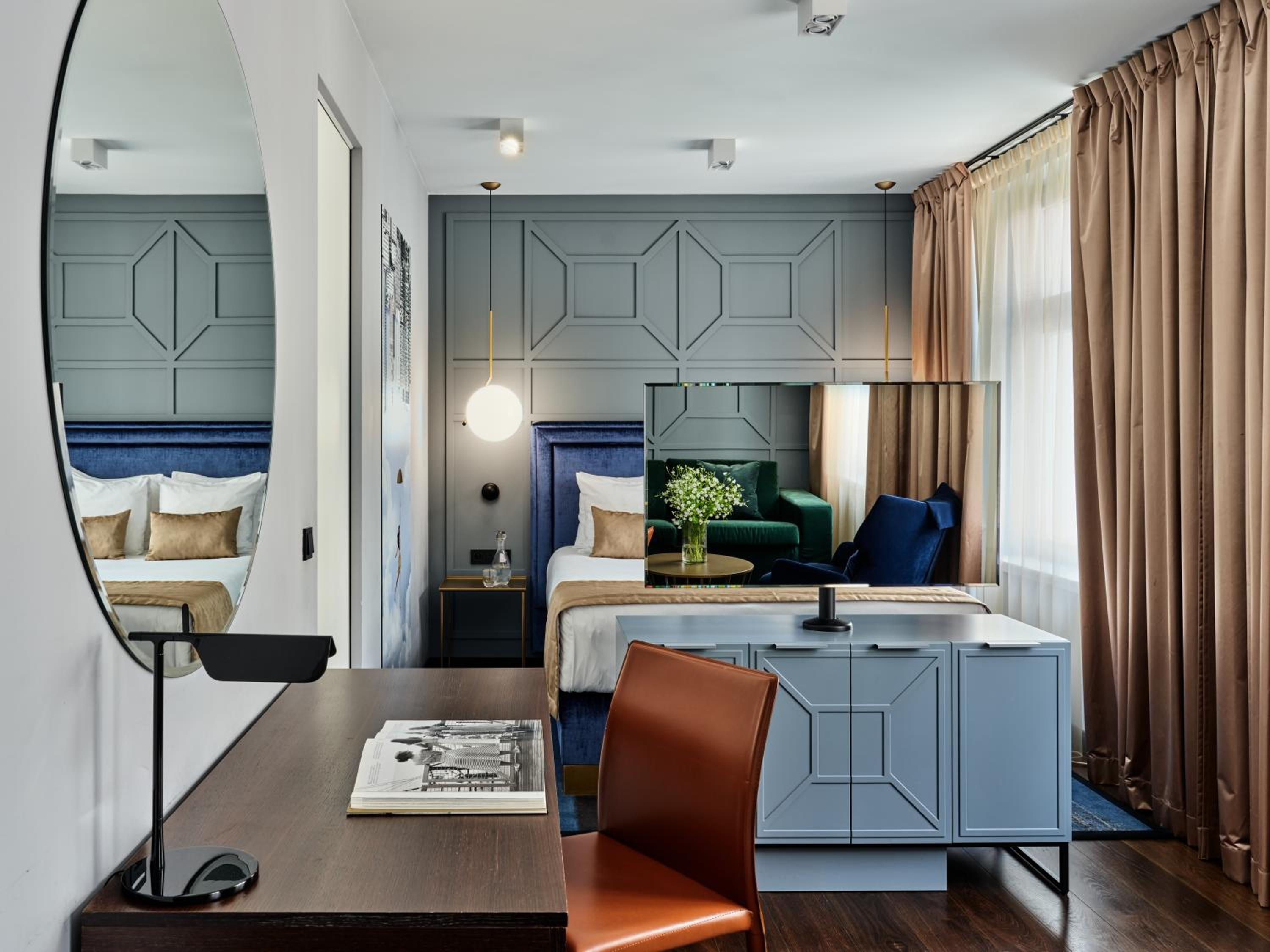 Queen Suite with Sofa Bed photo 3