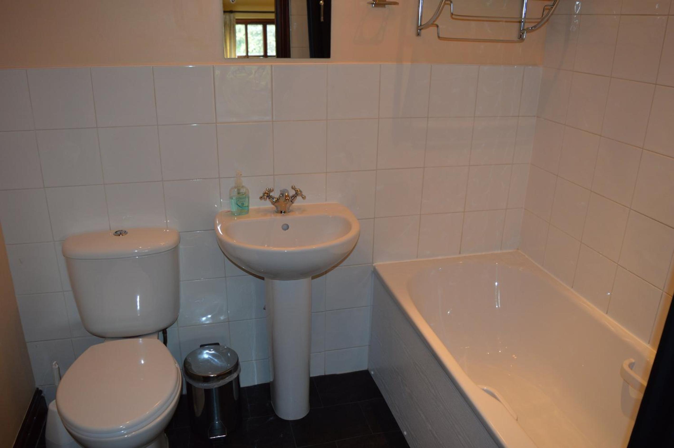 Double Room with Bathroom - Photo 4